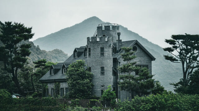 Discover the 10 Most Haunted Places in the World