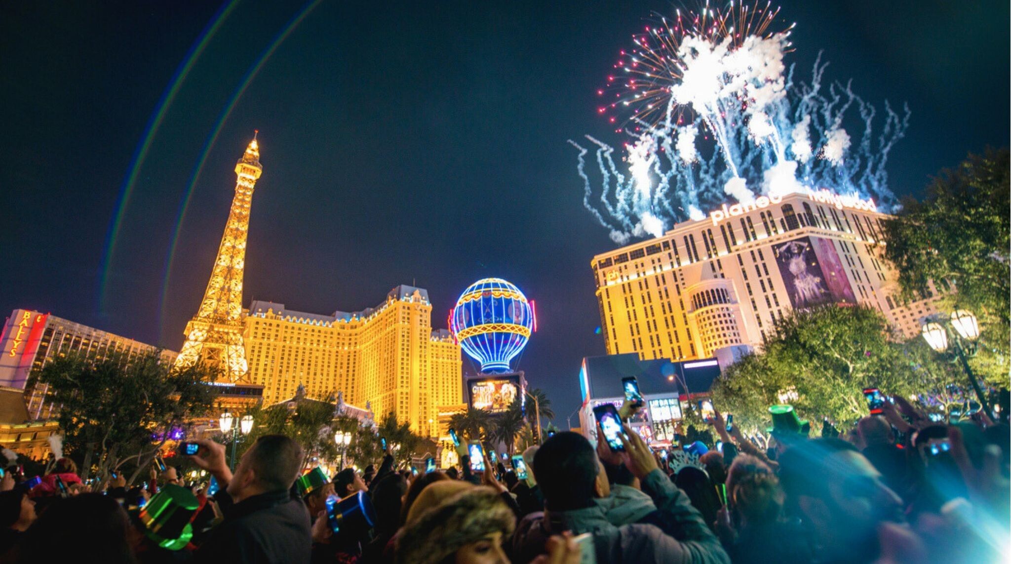 Celebrações da Noite de Ano Novo na Las Vegas Strip, Fogos de Artifício sobre o Planet Hollywood Hotel and Casino. Multidões assistindo ao show.