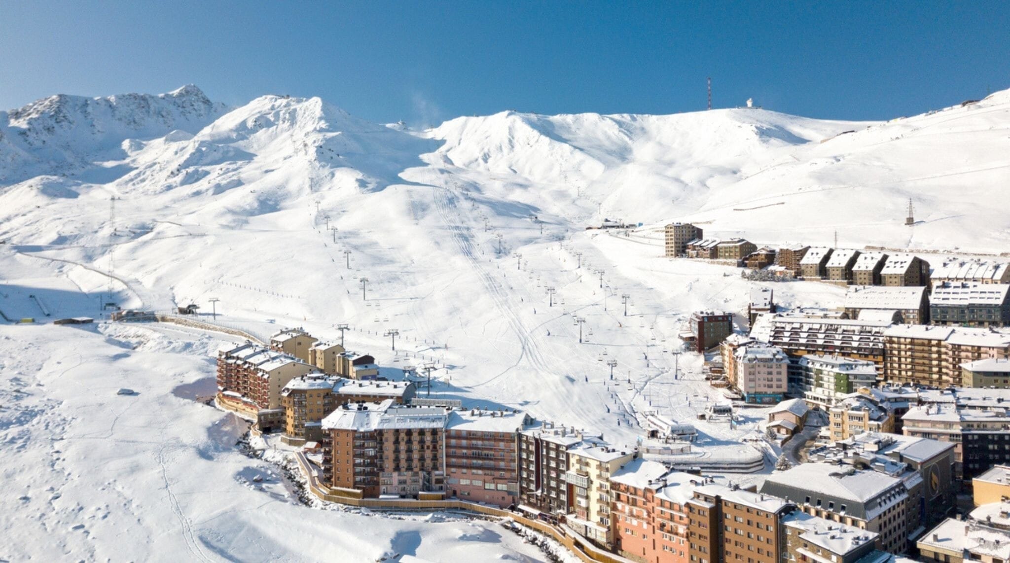 vue sur la station pas de la casse en andorre avec de la neige