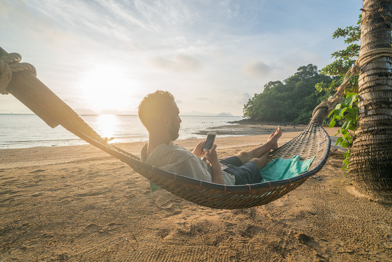 Mann mit eSIM in Thailand