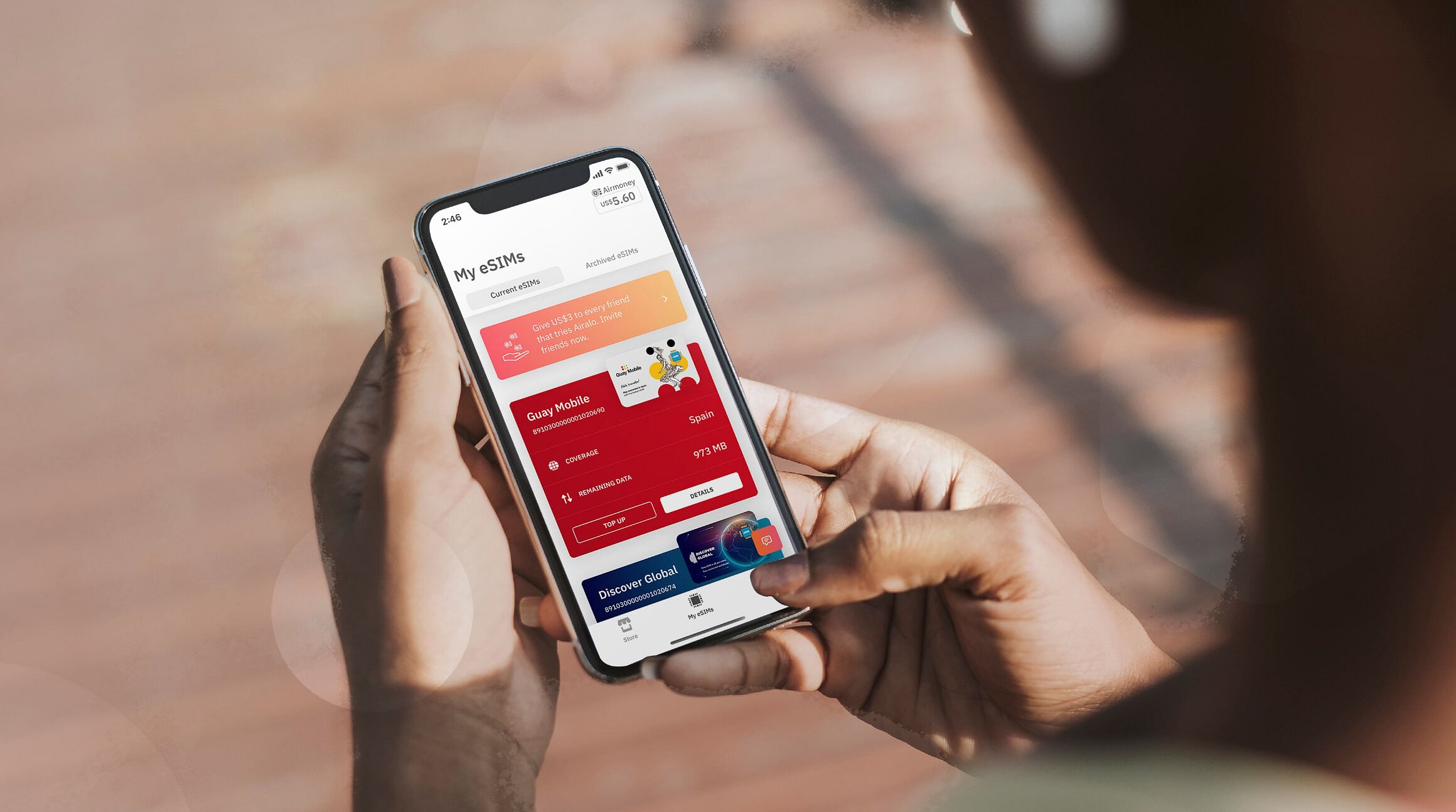 persona con una eSIM de Airalo abierta en su smartphone