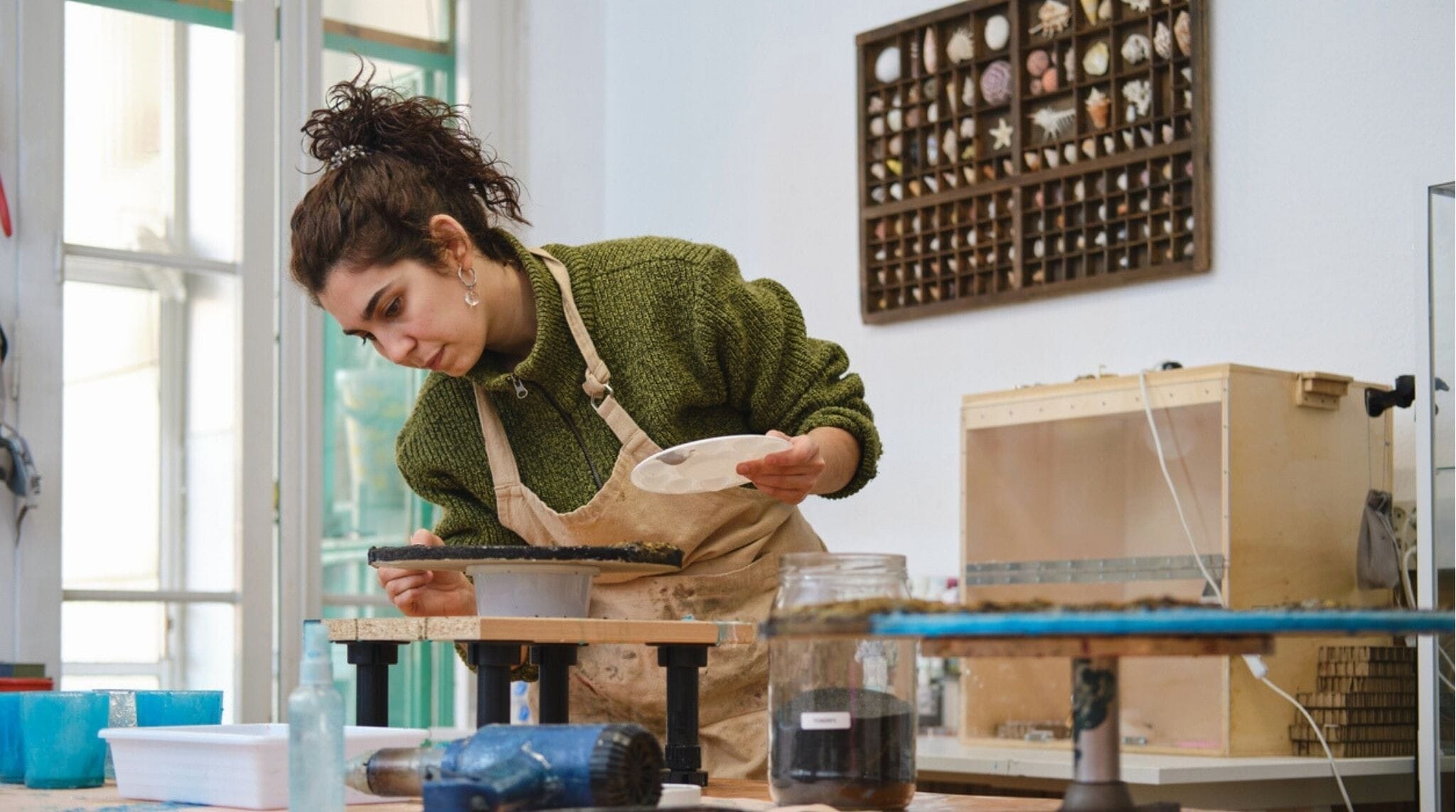 Joven artesana trabajando en un taller creativo en Barcelona