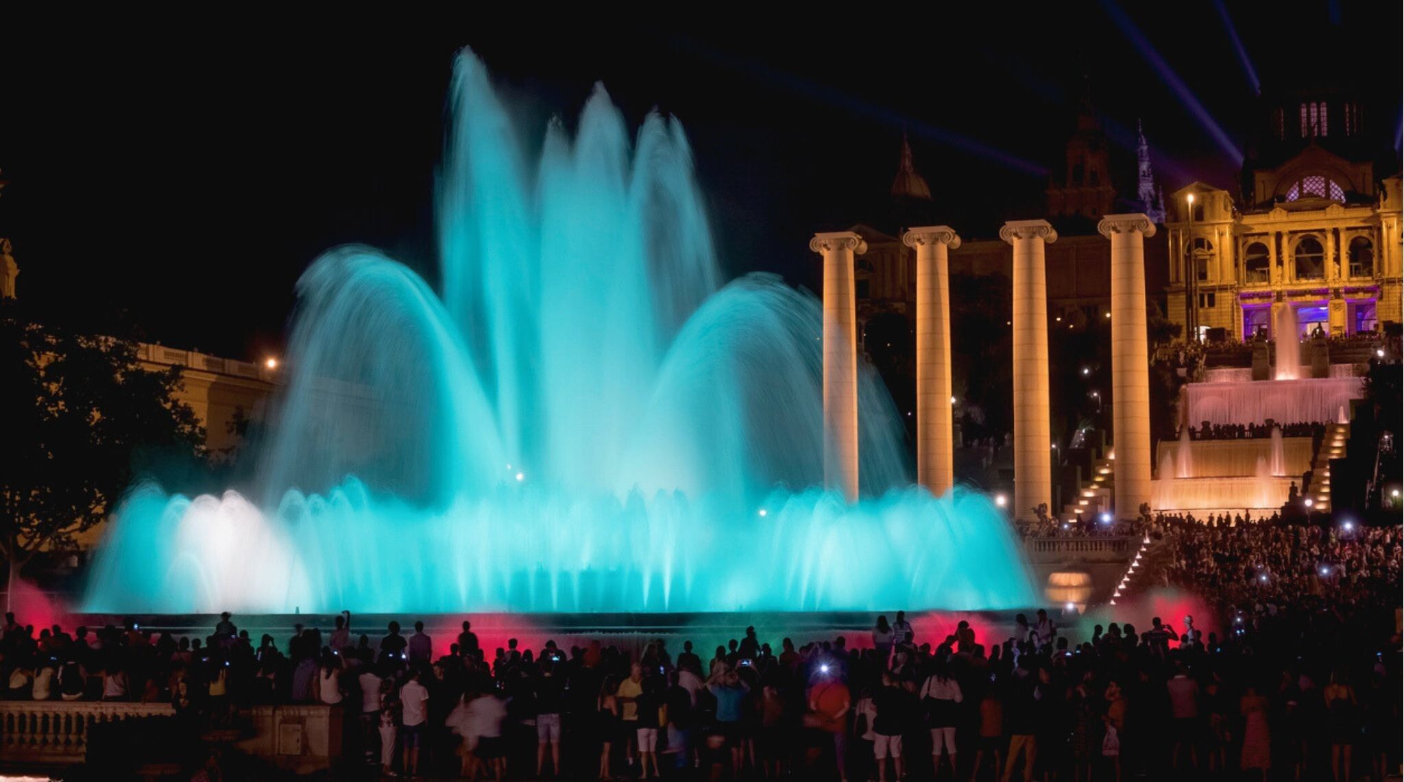 Show musical com luzes na Fonte Mágica de Montjuïc, a atração principal antes dos fogos de Ano Novo em Barcelona.
