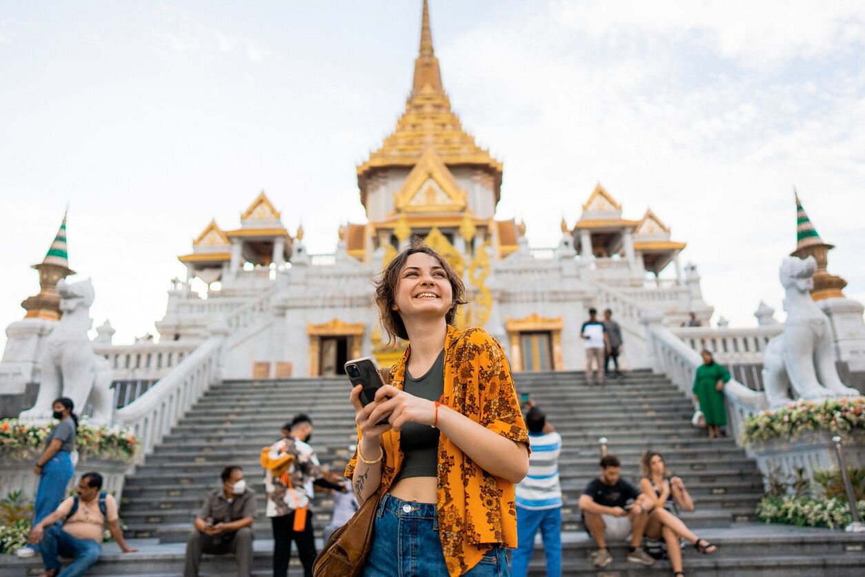 Frau mit einer eSIM in Thailand im Urlaub