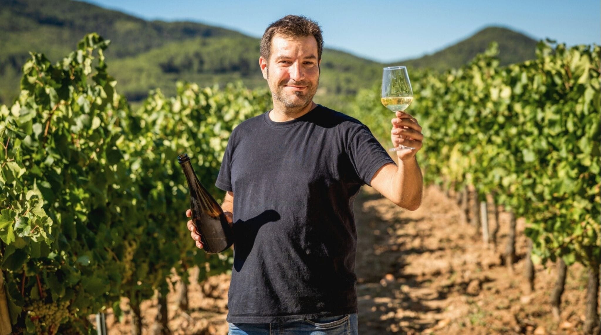 Cata de vinos en un viñedo cerca de Barcelona durante una excursión de día completo.