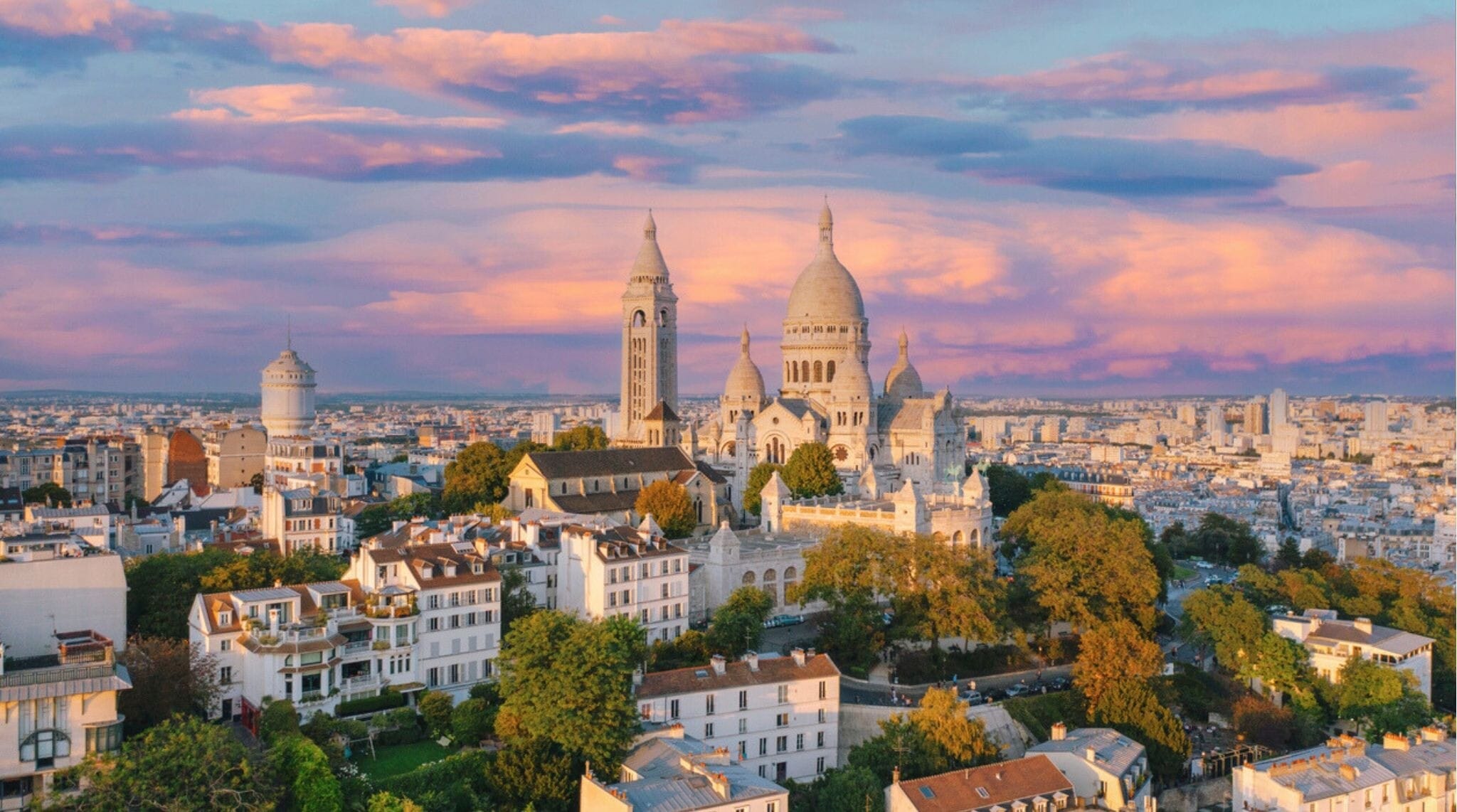 Vista aérea de Montmartre y la Basílica del Sagrado Corazón durante el invierno en París con tonos fríos.