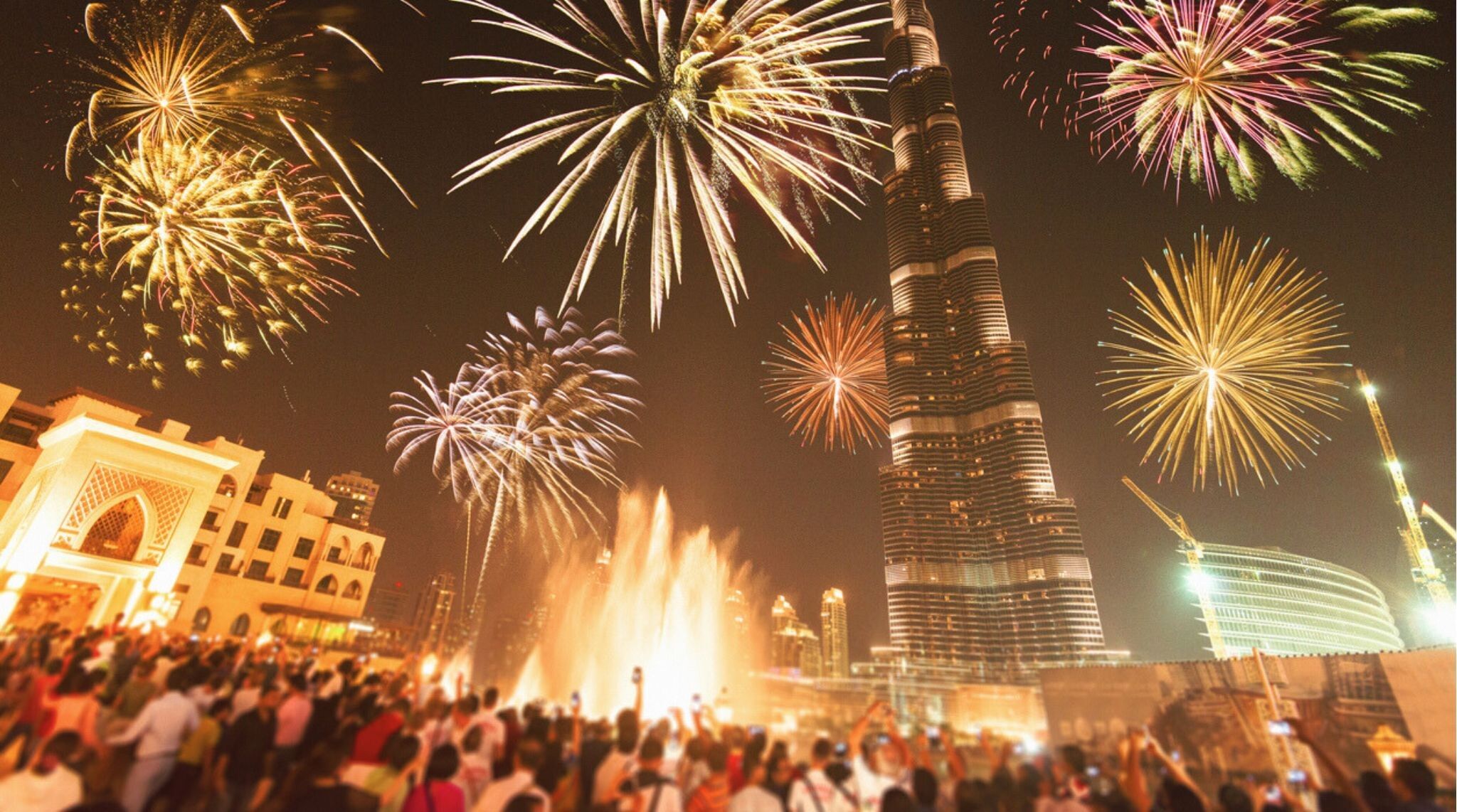 Pessoas assistindo aos fogos de artifício em Dubai próximos do Burj Khalifa.