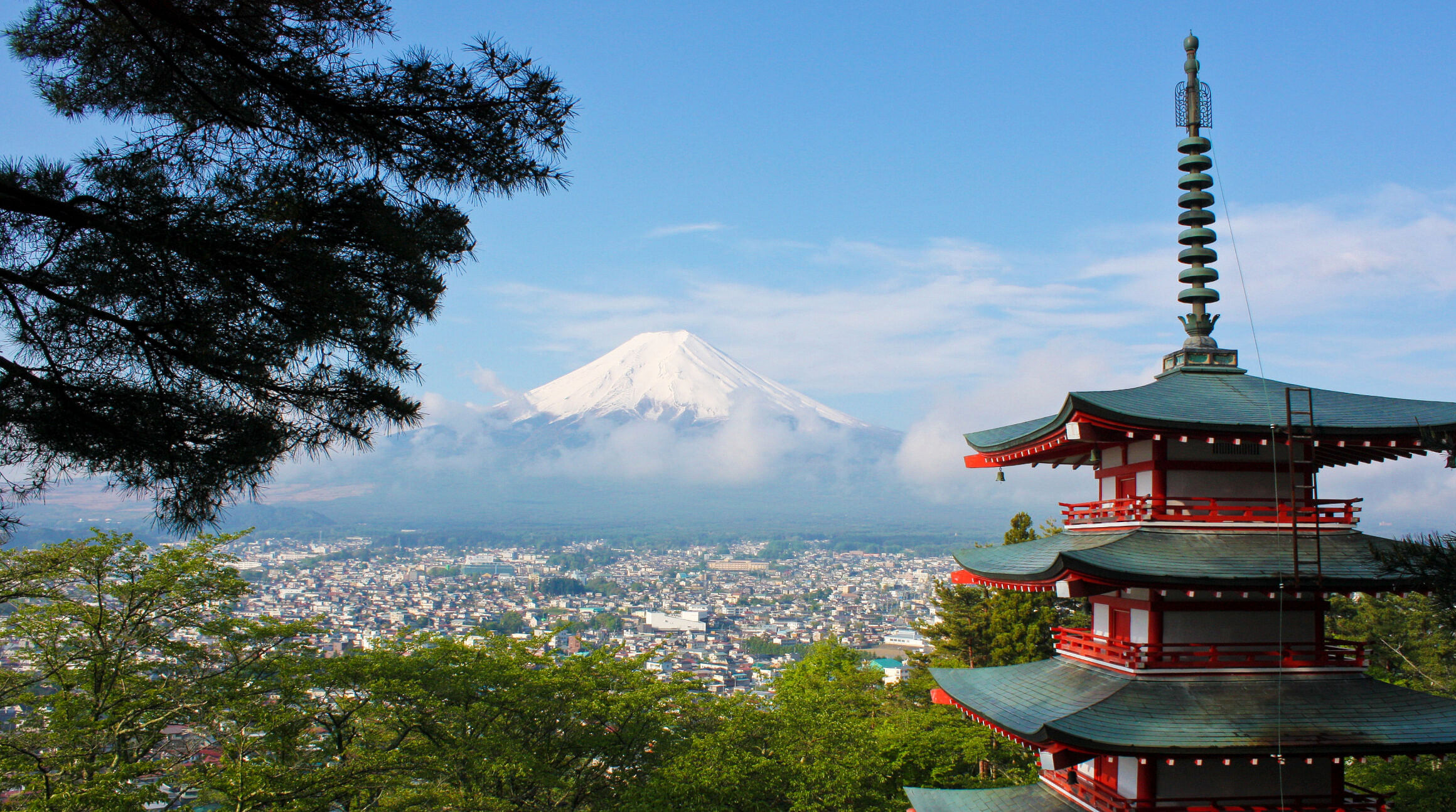 معبد مع جبل فوجي في الخلفية، اليابان