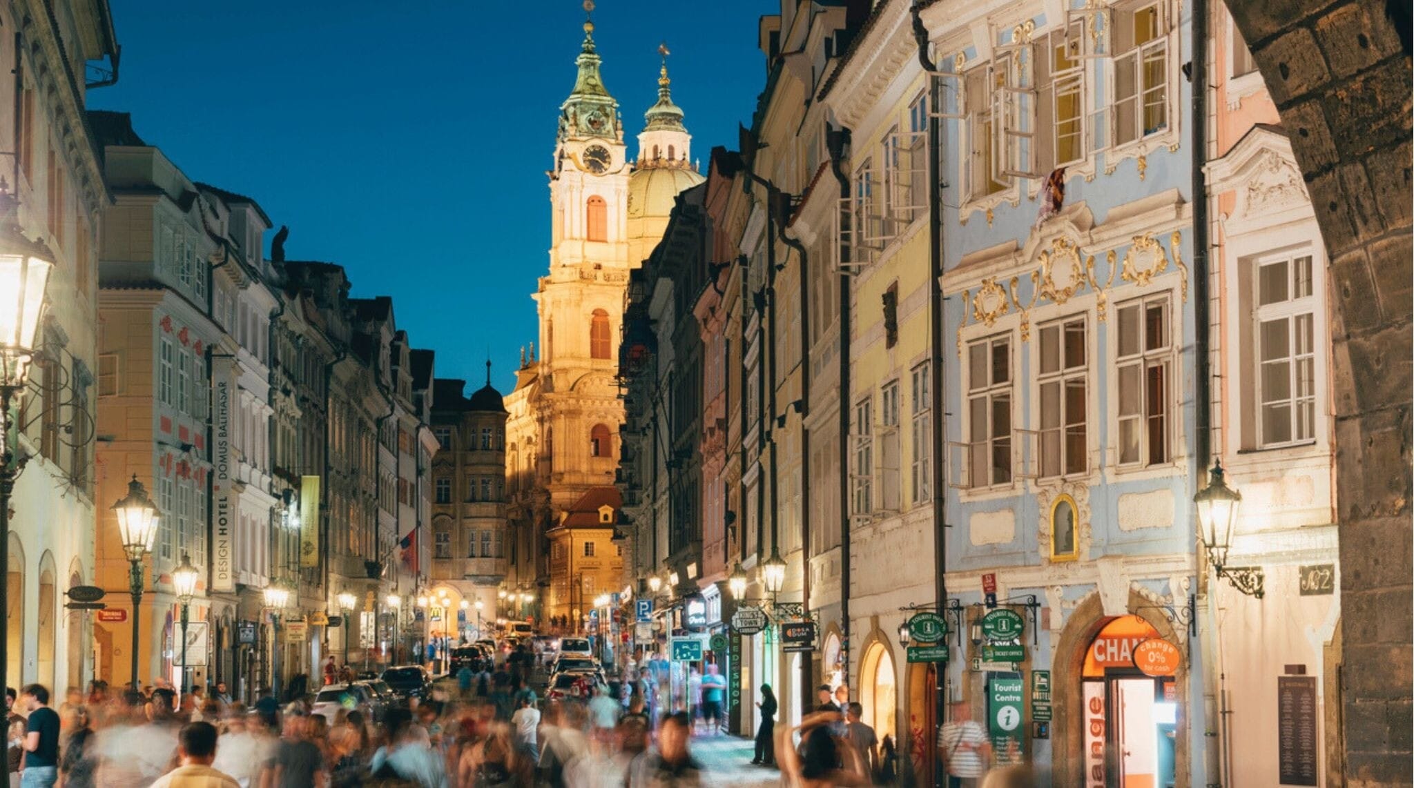 Rua Mostecká, no bairro Malá Strana, em Praga, durante o pôr do sol, República Tcheca.