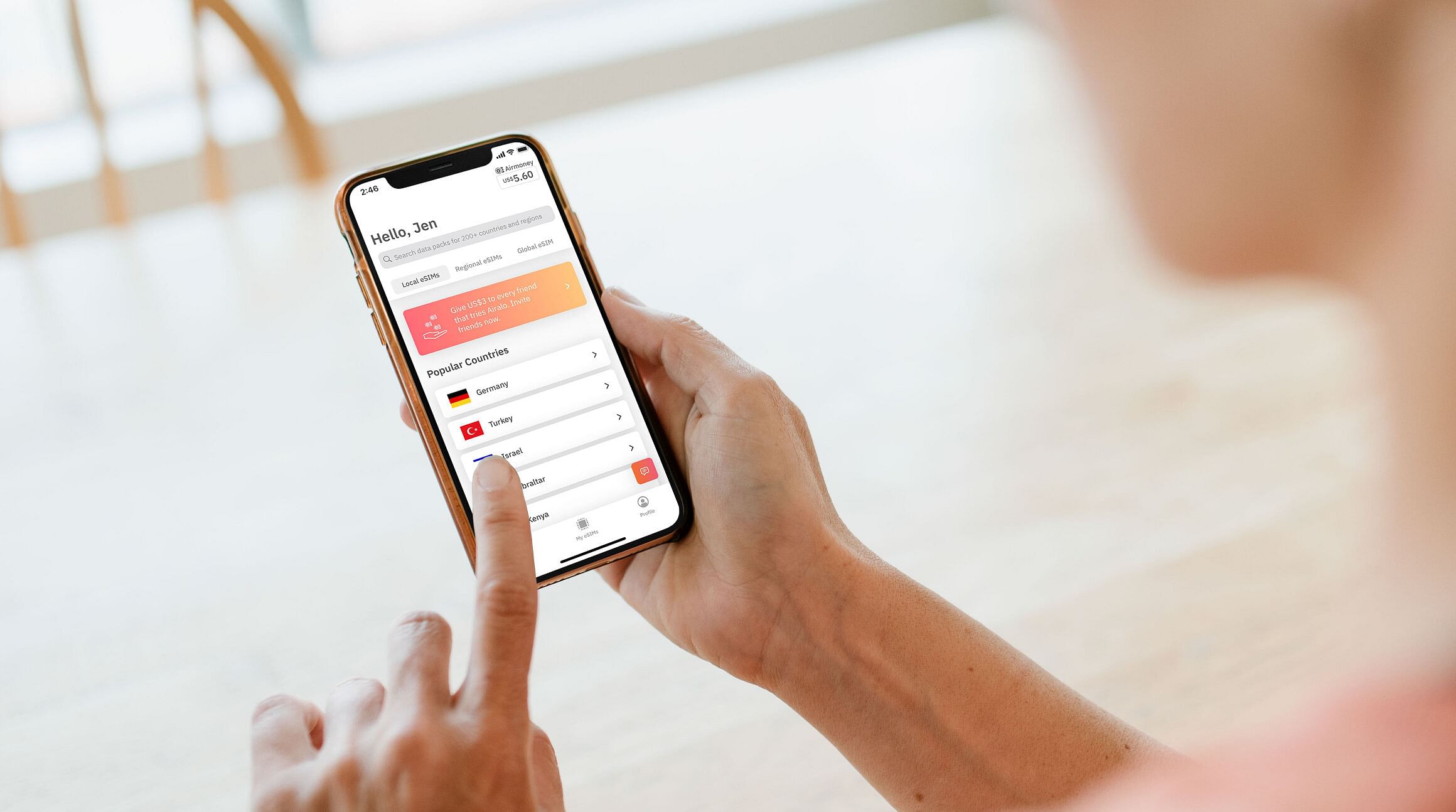 donna che naviga tra le eSIM sull'app Airalo