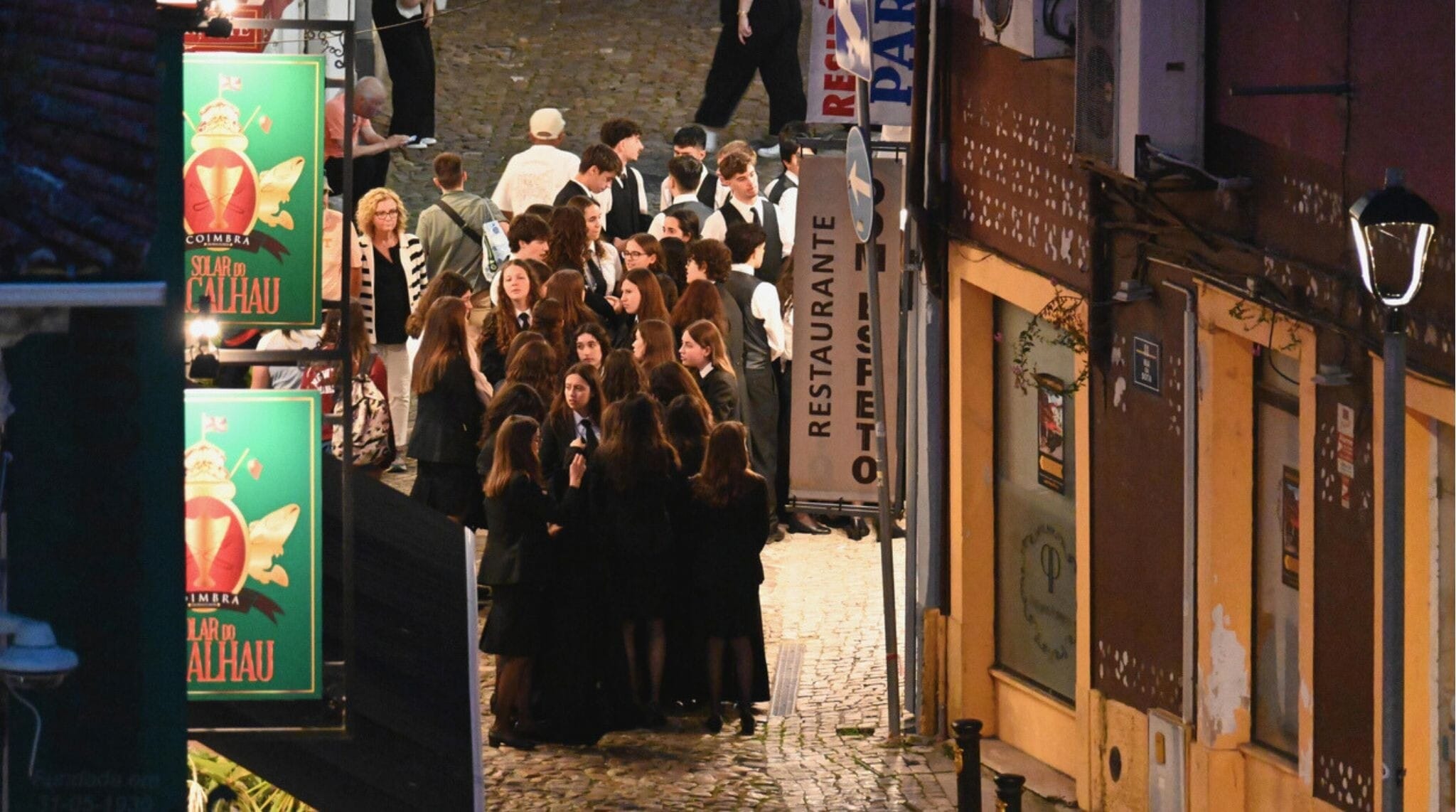Alunos de Coimbra vestidos com seus uniformes tradicionais durante a festividade de Queima das Fitas.