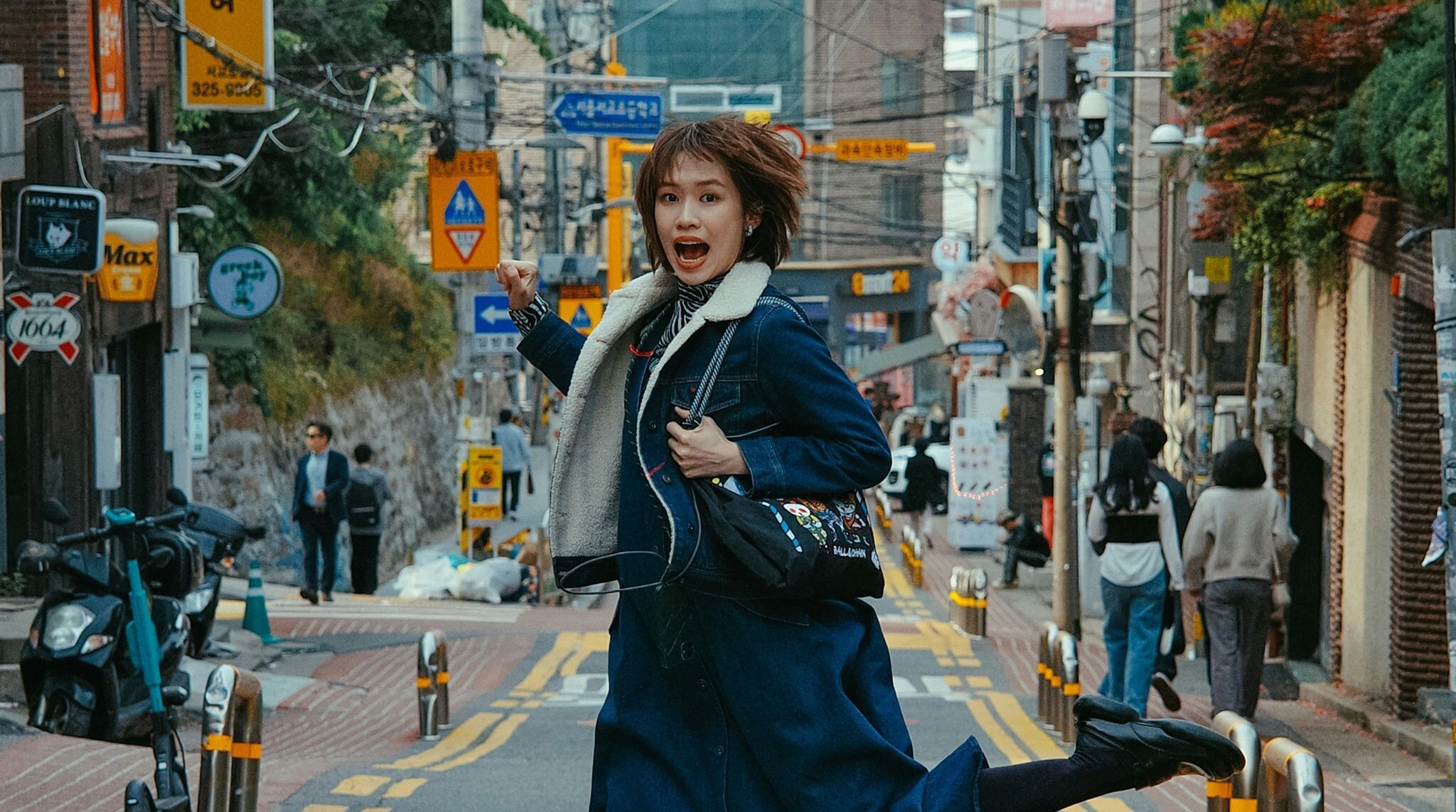 韓国の街中で飛び跳ねる女性