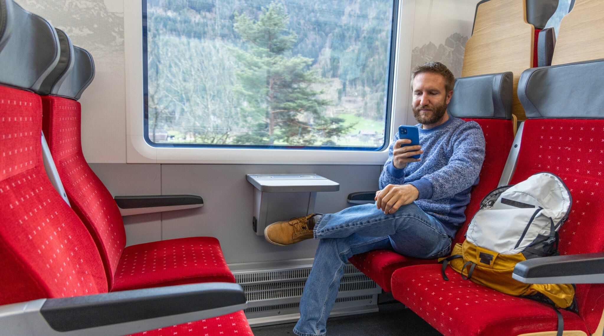 personne utilisant internet en suisse sur son telephone francais