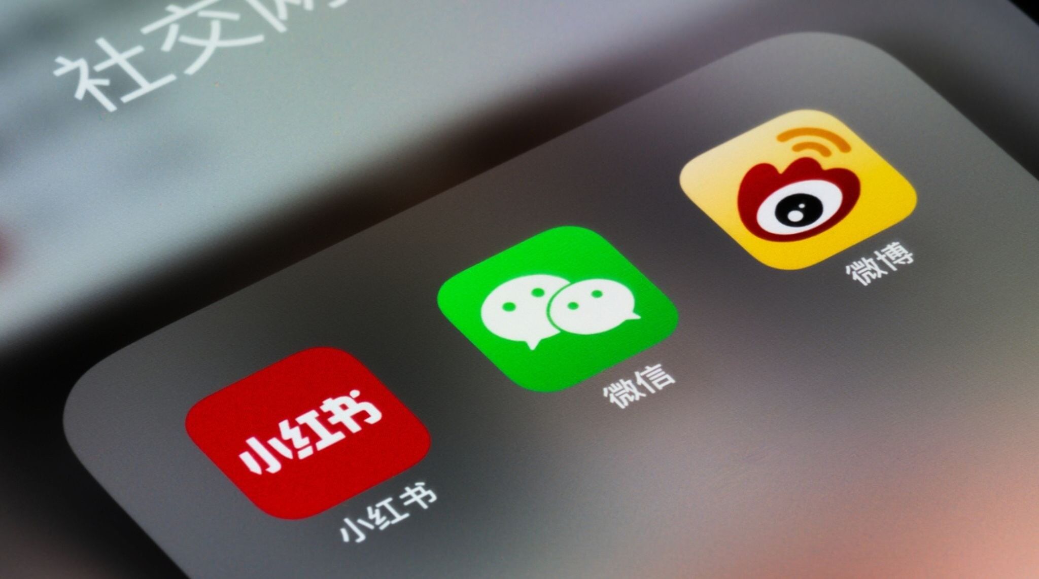 gros plan sur les applications chinoises dont wechat sur l’écran d’un smartphone