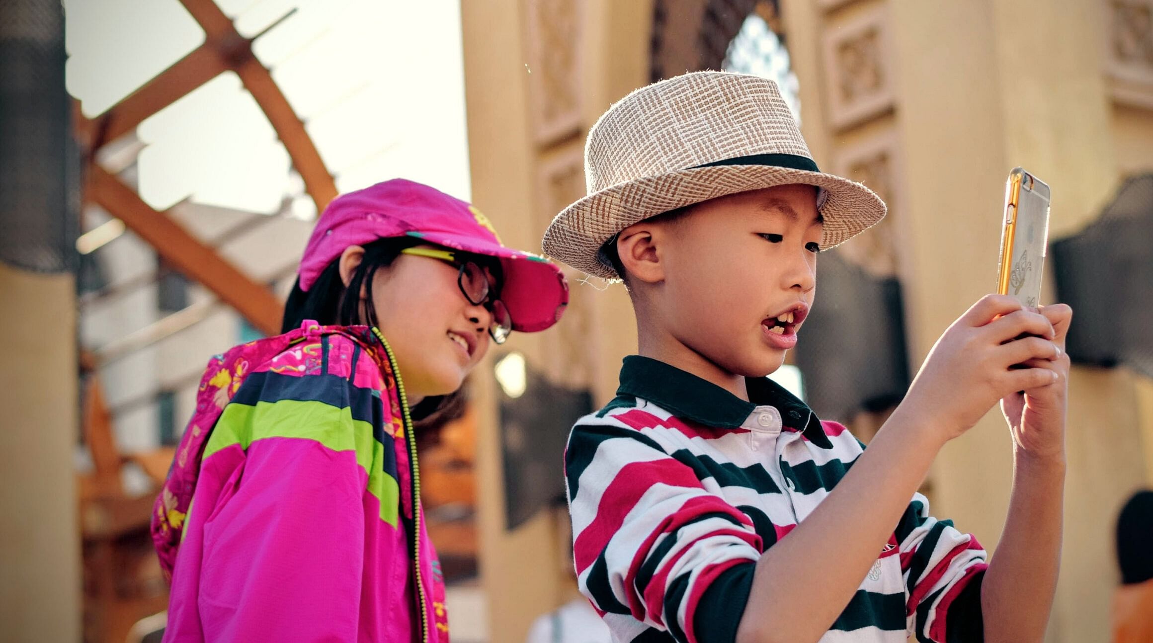 旅行中に携帯電話を使用している子供