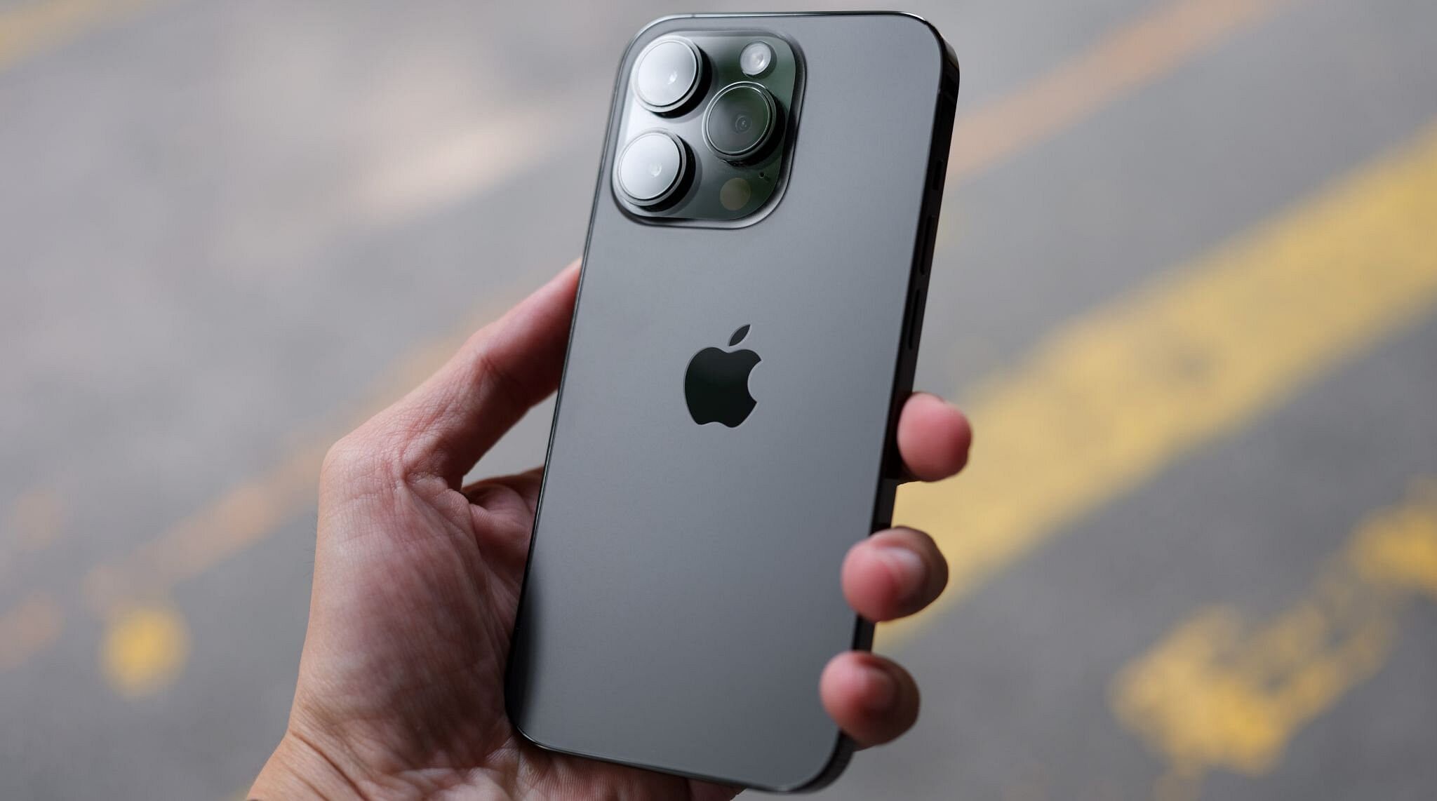 ai đó đang cầm iPhone 14 Pro