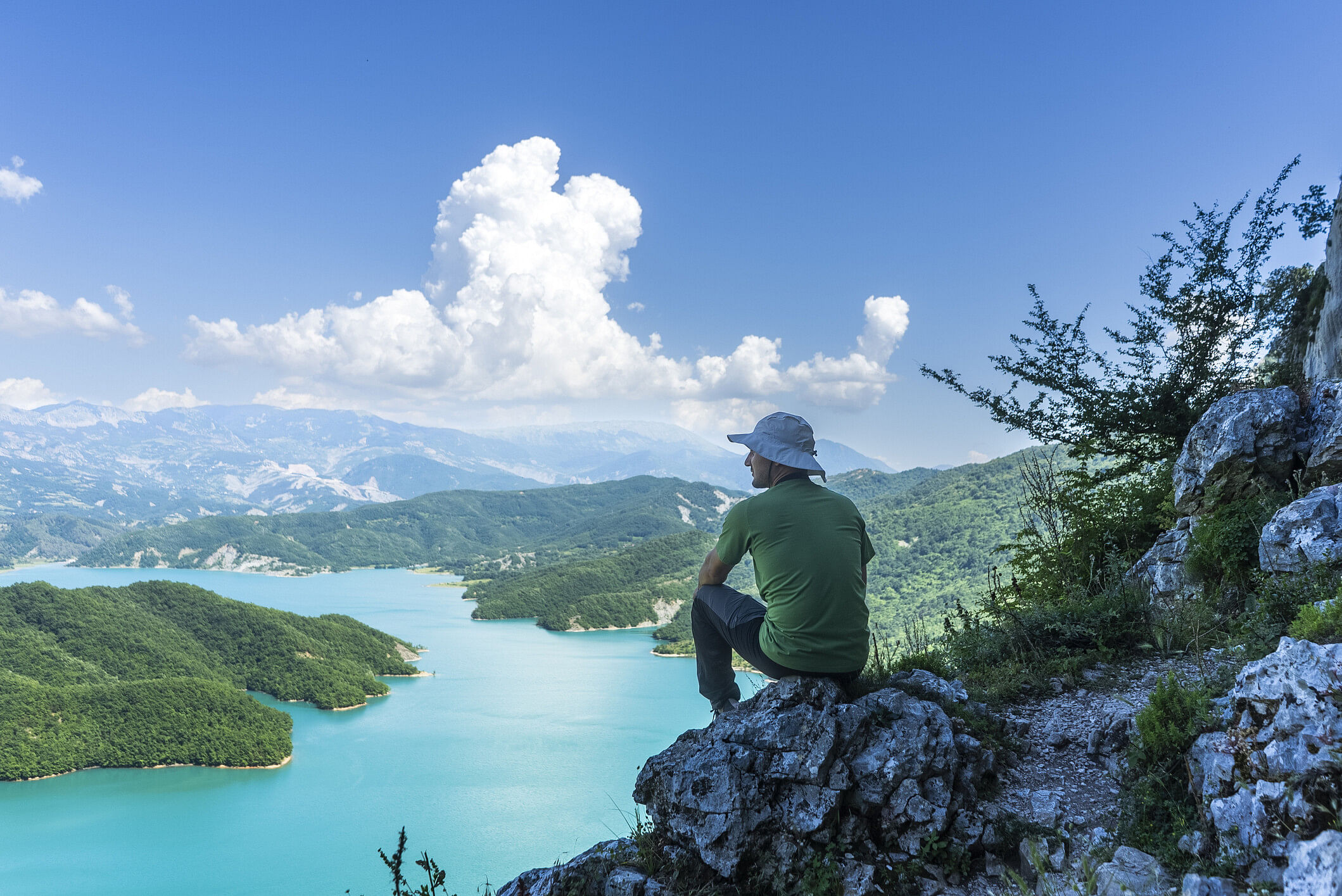 Mann in Albanien am See