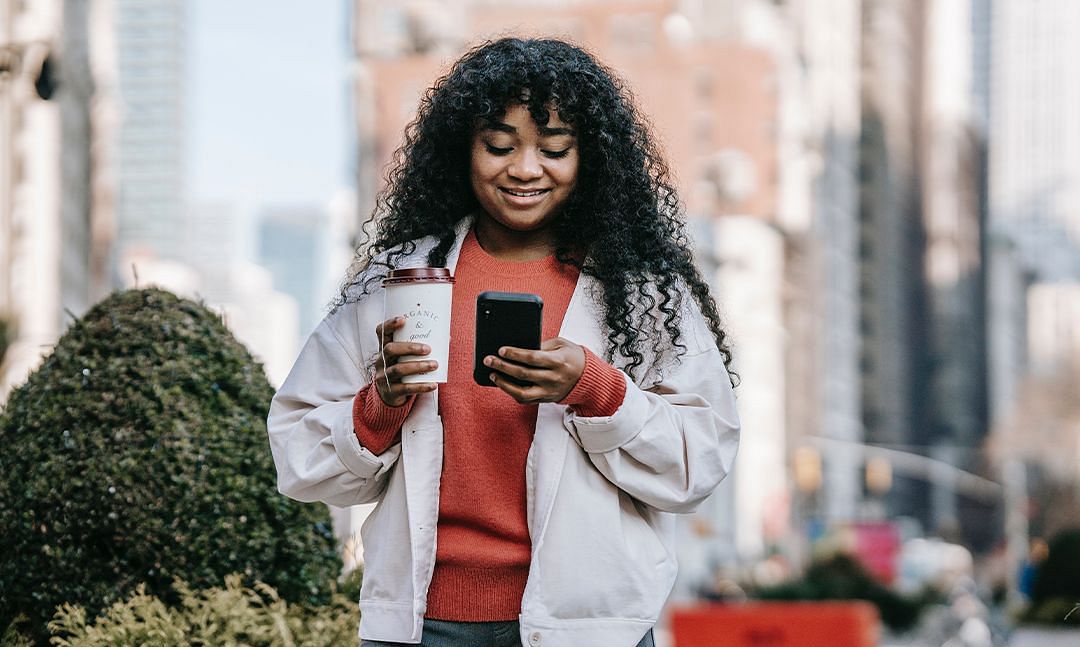 chica mirando su teléfono celular