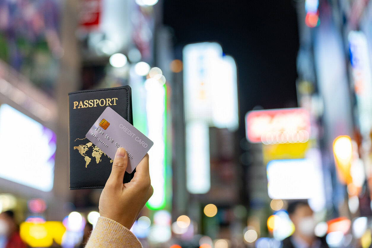 Frau in Japan mit Kreditkarte, um die Kosten zu übernehmen