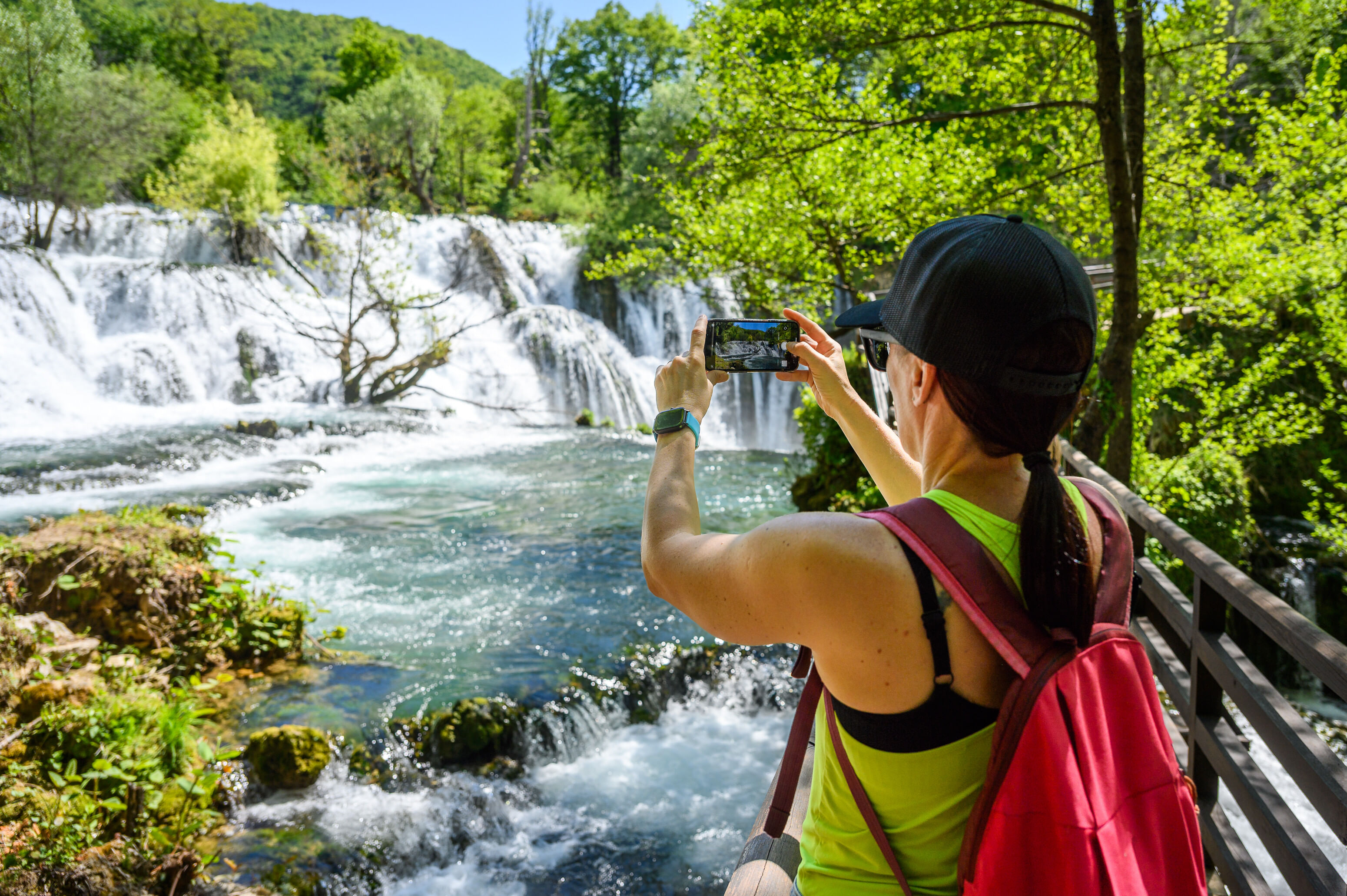 Frau mit Internet in Bosnien und Herzigowina