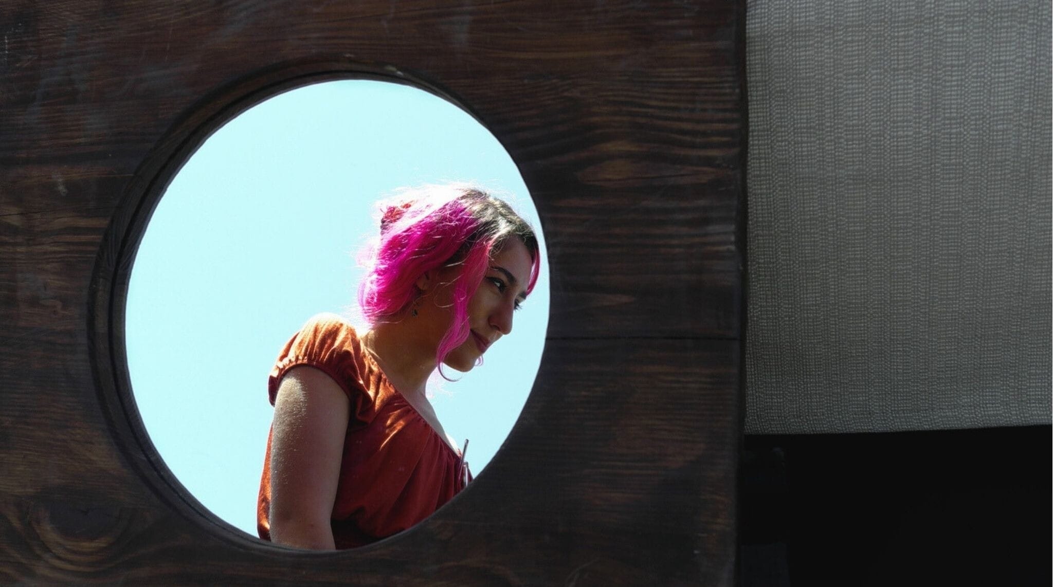 Viajera mirando por la ventana durante su vuelo o trayecto hacia San Diego.