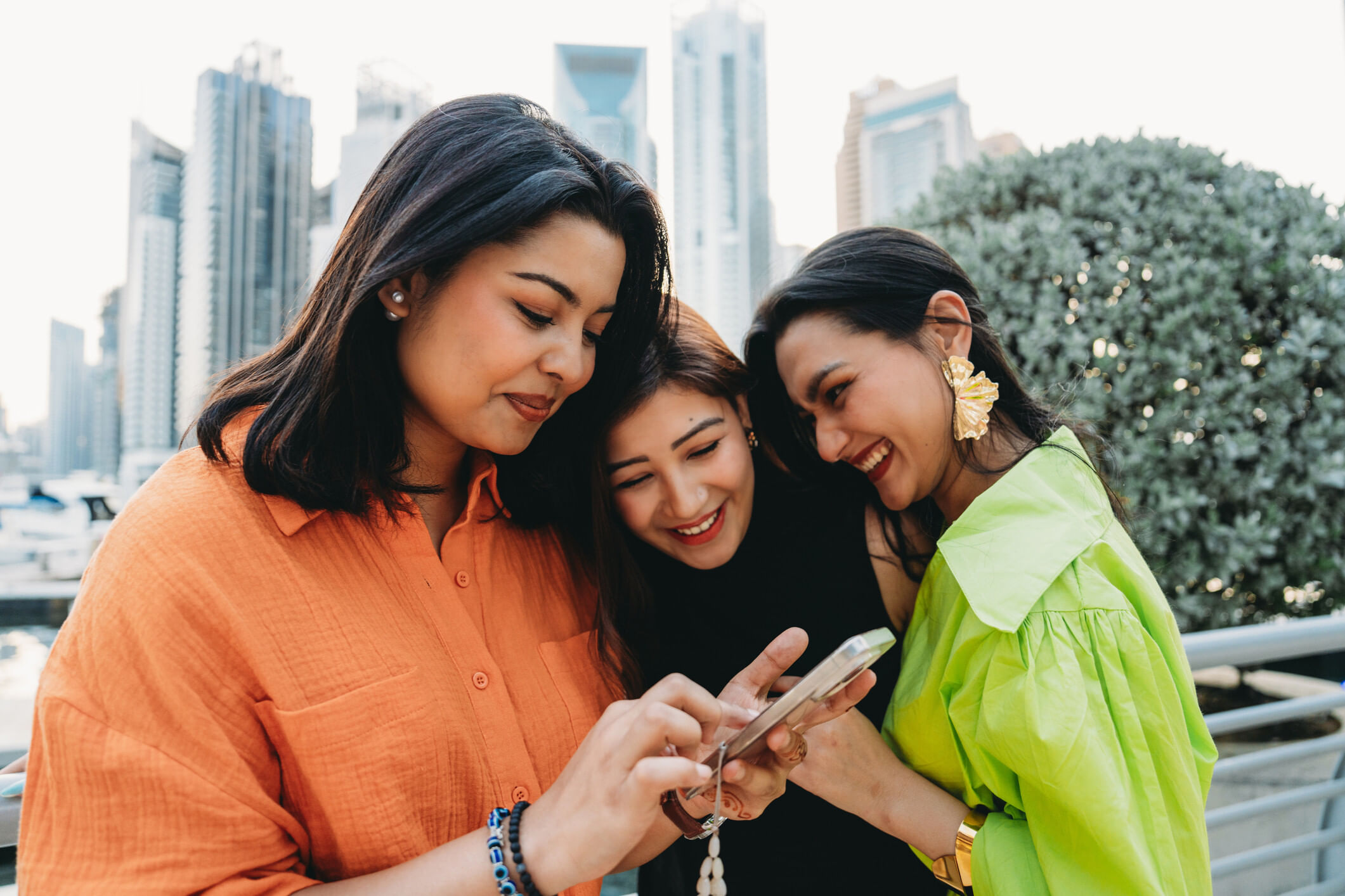 Frauen mit Internet in Dubai