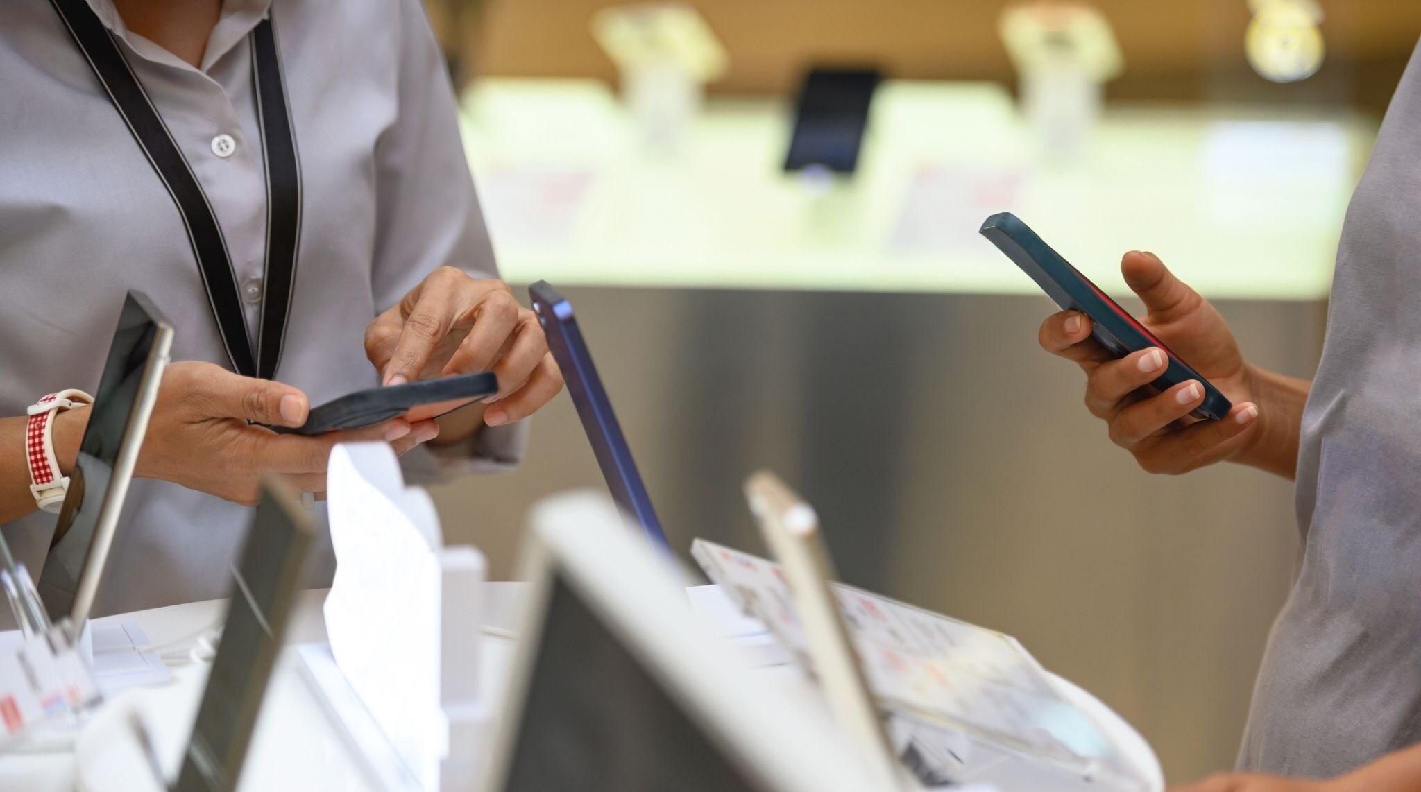 personnes telephone en main en boutique d'opérateur téléphonique