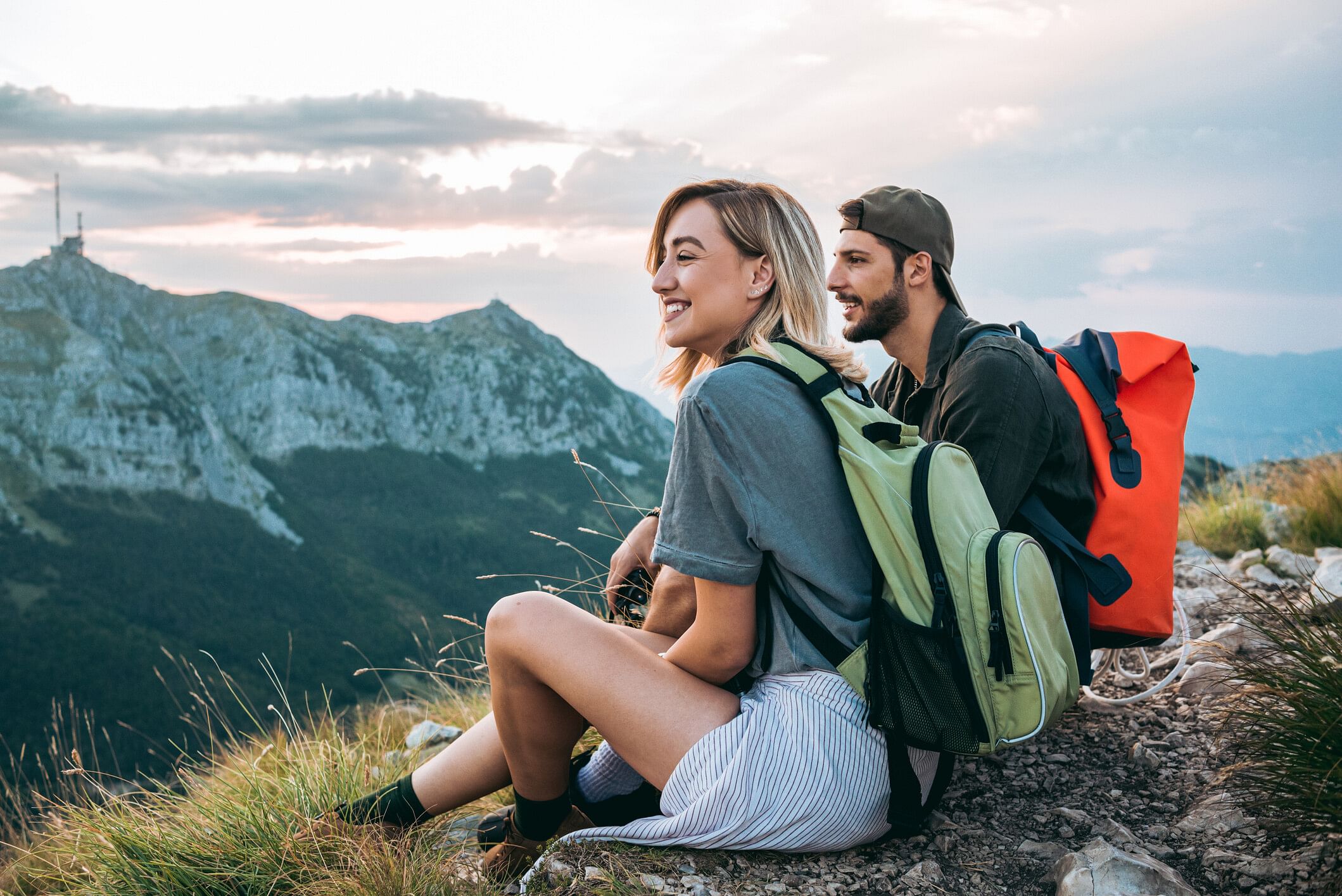 Ein Paar auf Reisen mit Rucksack