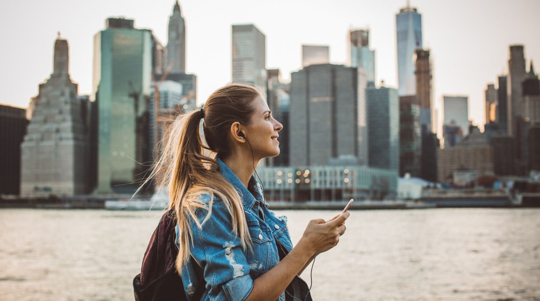 personne utilisant son telephone en voyage (new york)