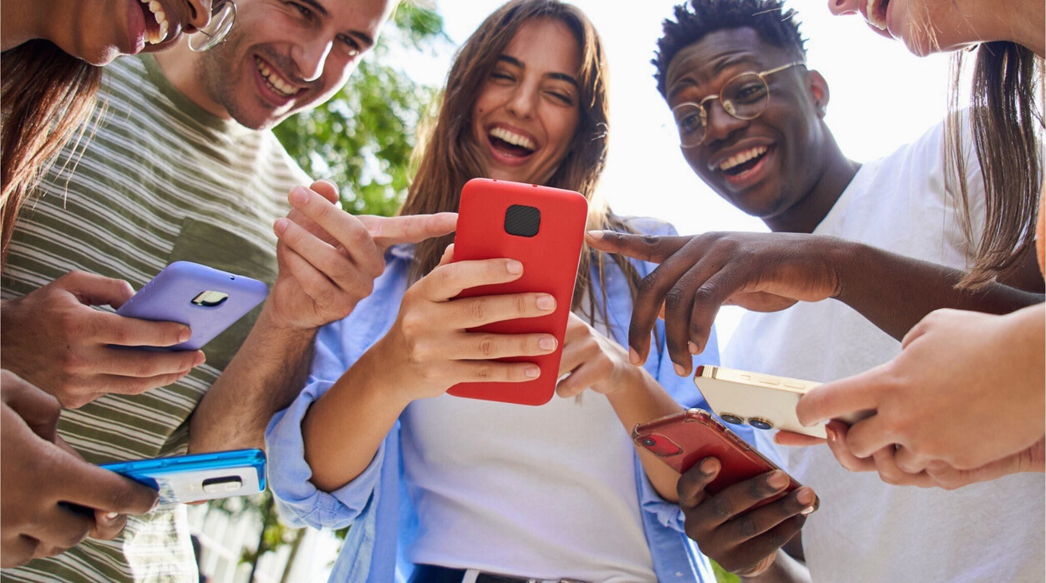 Persona jugando en su smartphone con un ícono de eSIM superpuesto, representando una buena conexión para juegos online durante un viaje.