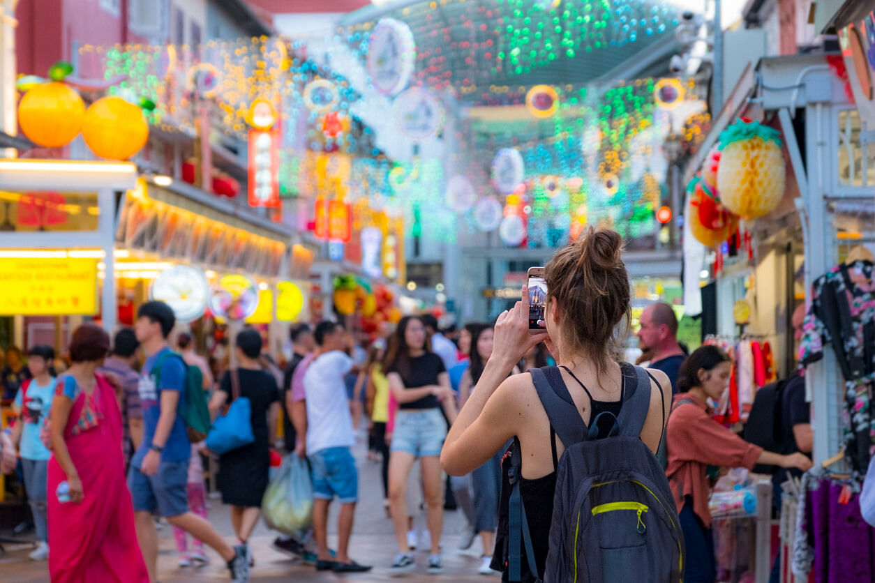 Frau mit der besten eSIM in Singapur