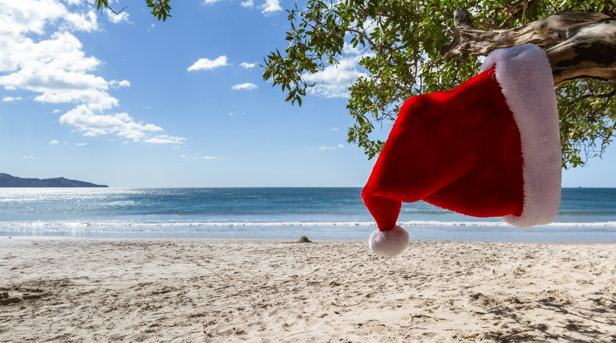 Eine Weihnachtsmannmütze hängt am Strand in Australien