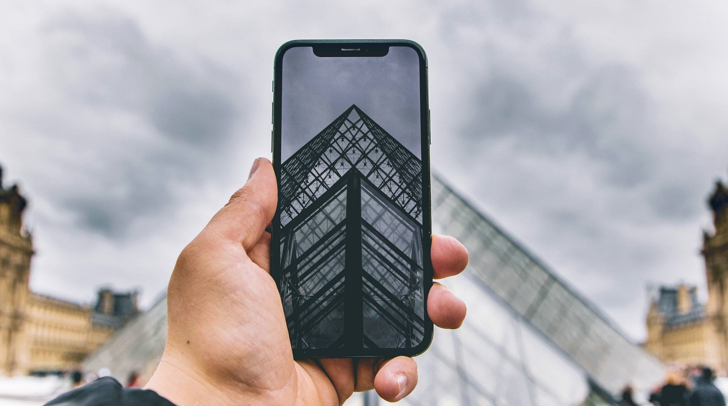 Smartphone fotografiert den Louvre in Paris