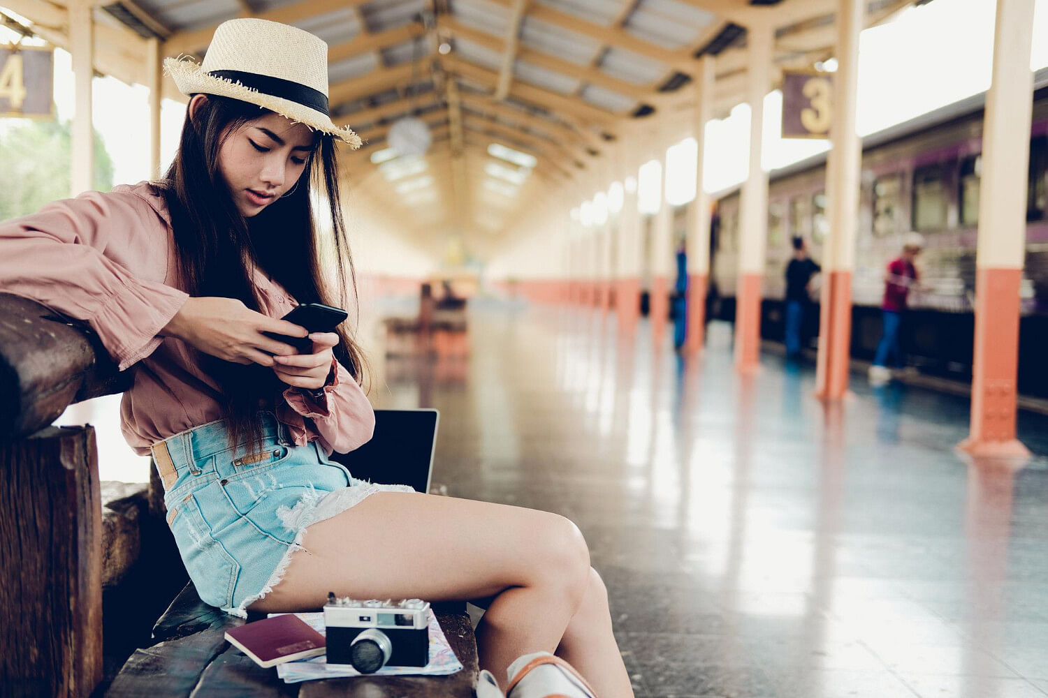 インターネット検索をする旅行者
