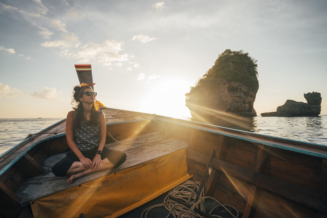 Frau zur besten Reisezeit in Thailand