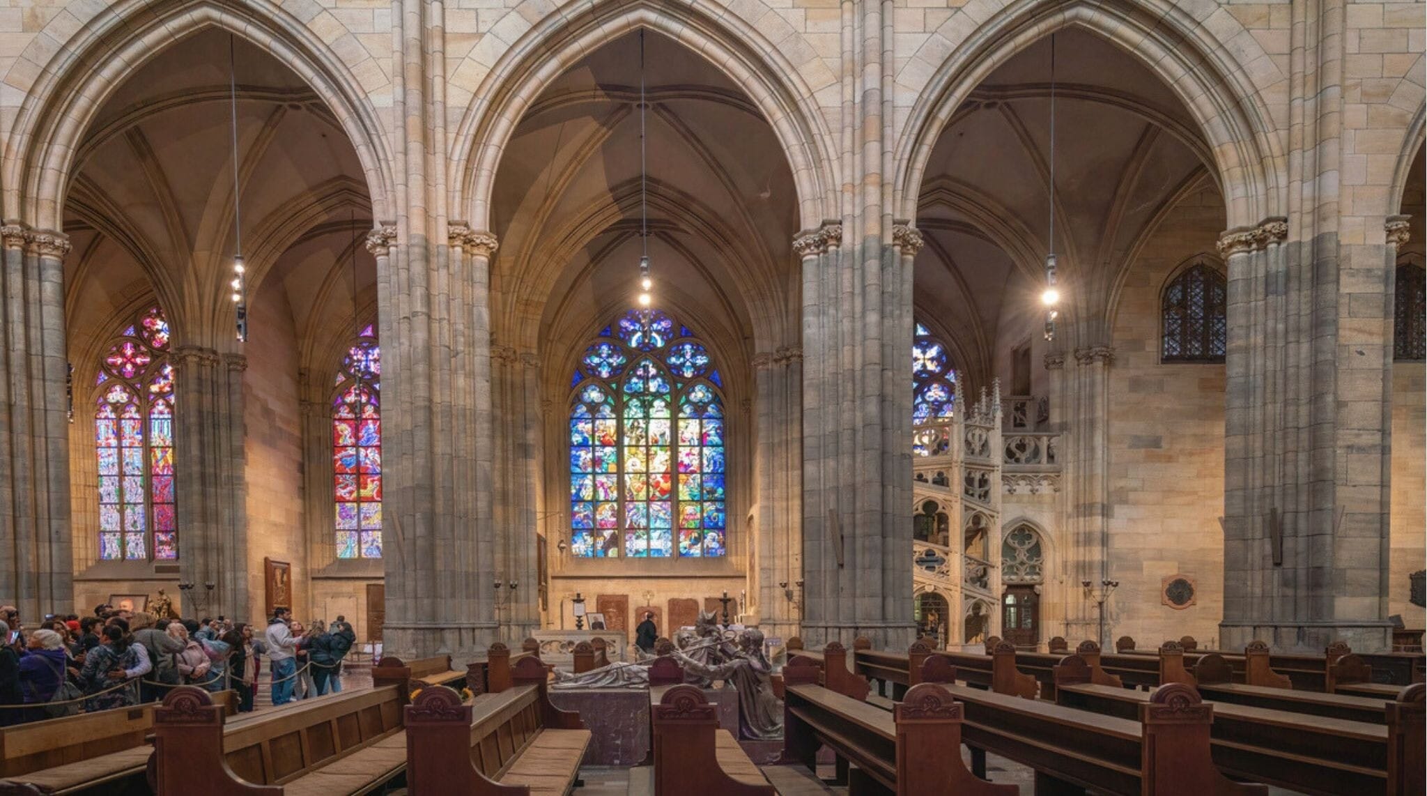 Interior da Catedral de São Vito, no Castelo de Praga — Praga, República Tcheca.