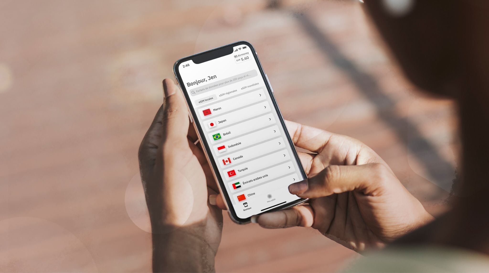 app airalo sur le smartphone d'une personne