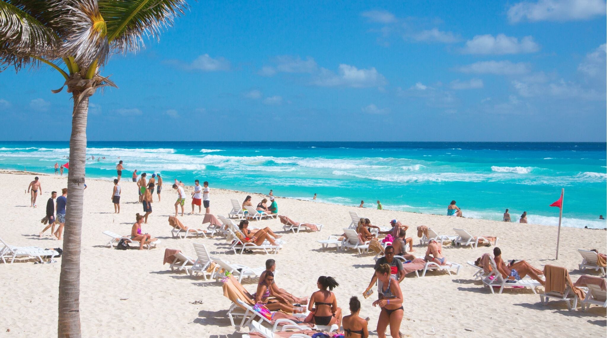 15 de fevereiro de 2018: Vista do oceano e da praia de Cancún, com muitas pessoas descansando à beira-mar.