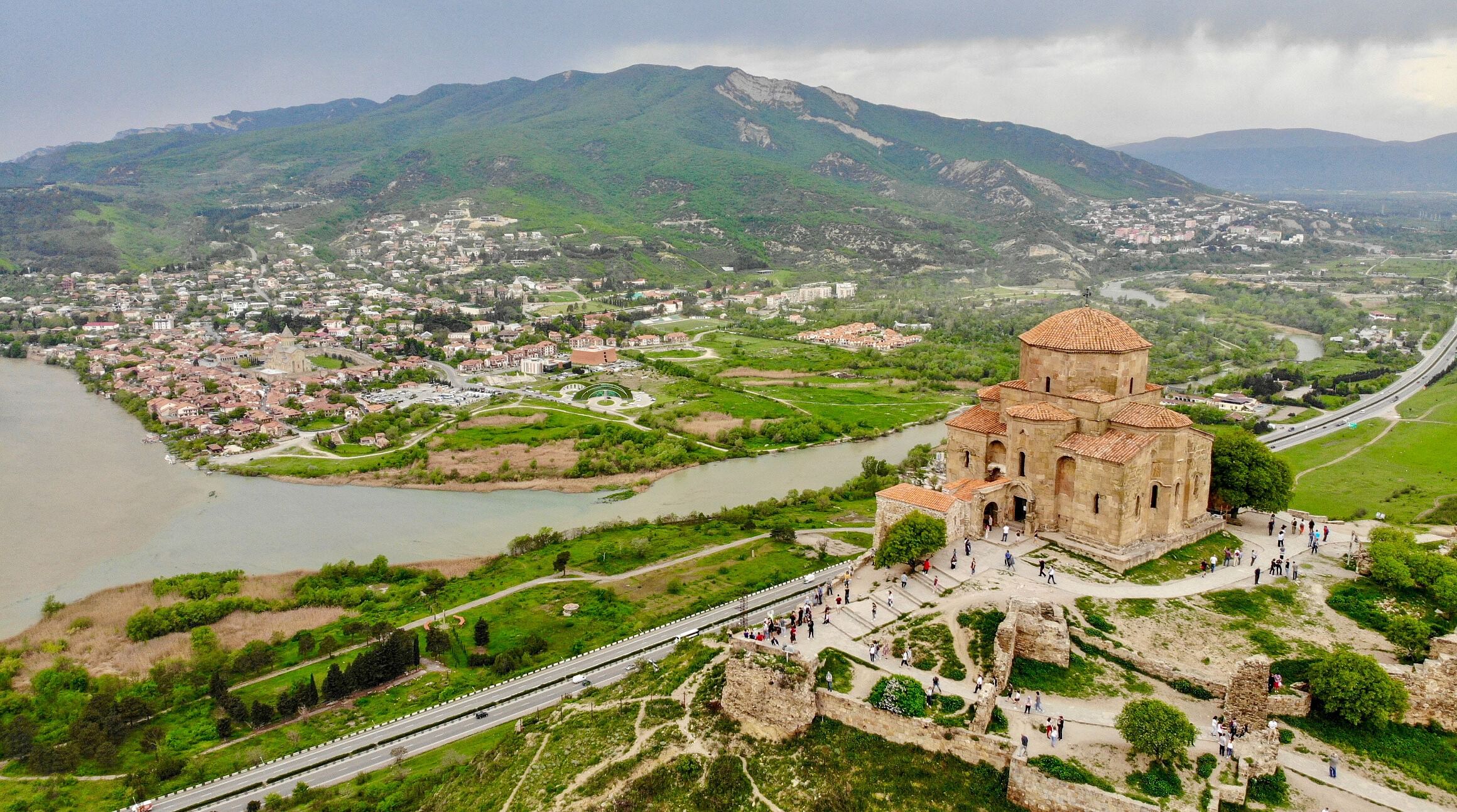 Gürcistan'daki Mtskheta şehrinin havadan görünümü