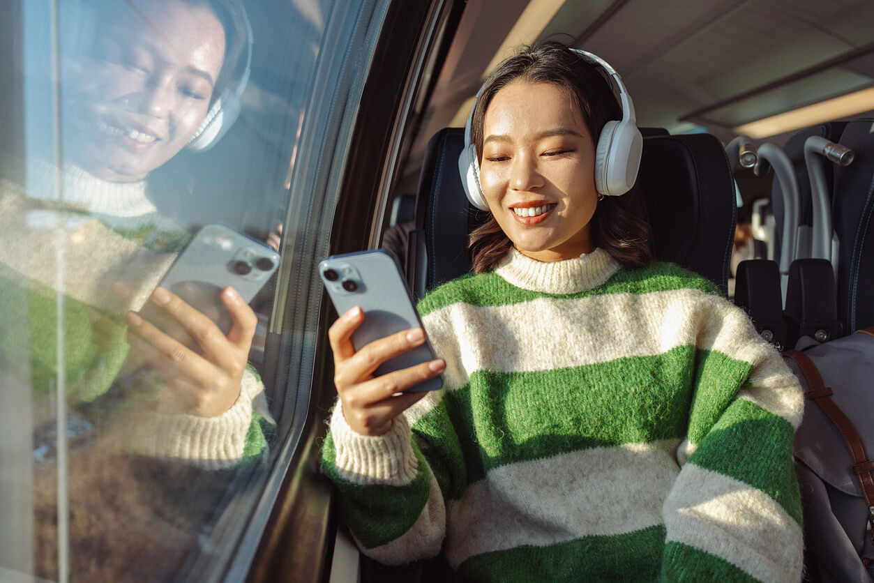 Giovane donna usa iphone in treno