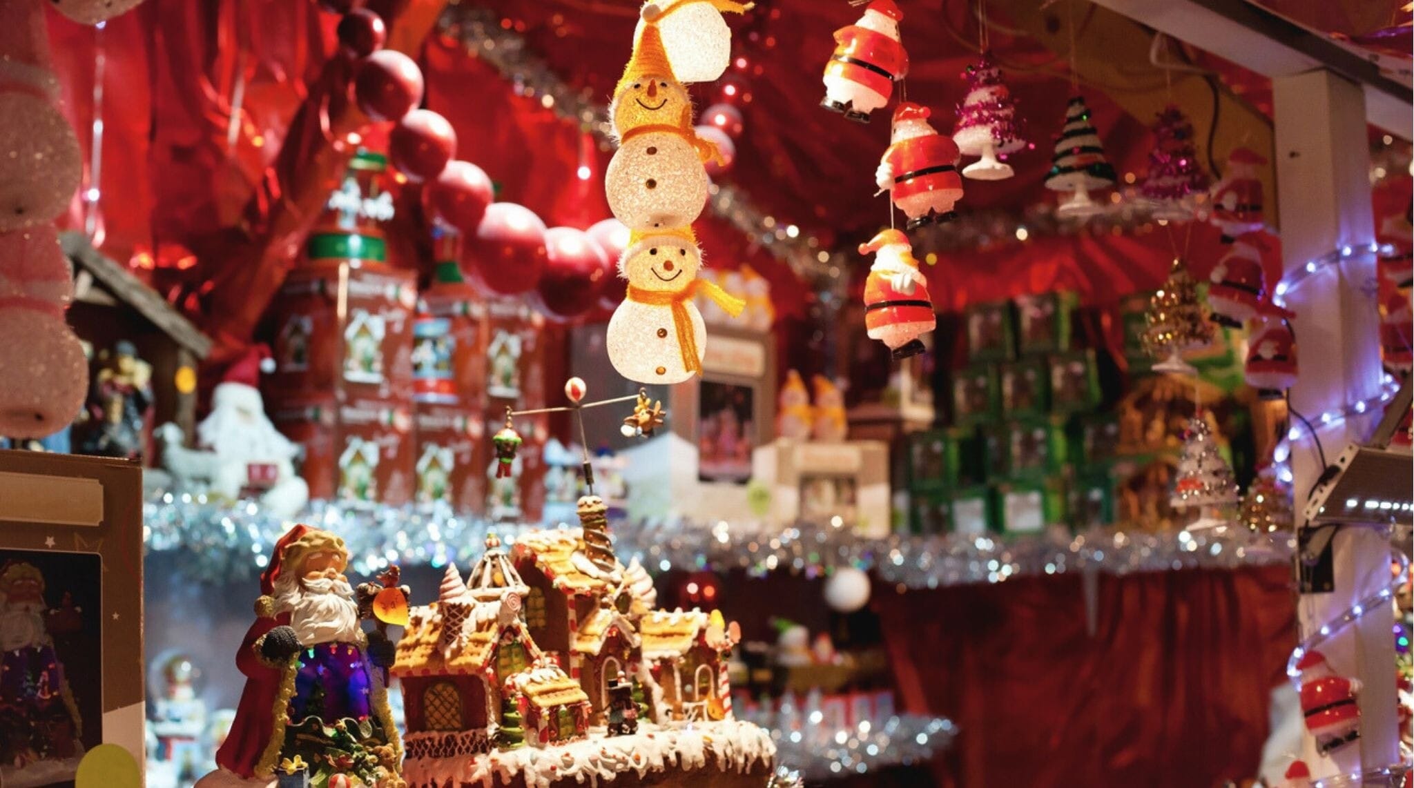 Mercado navideño parisino con luces, puestos decorados y visitantes disfrutando actividades de invierno.