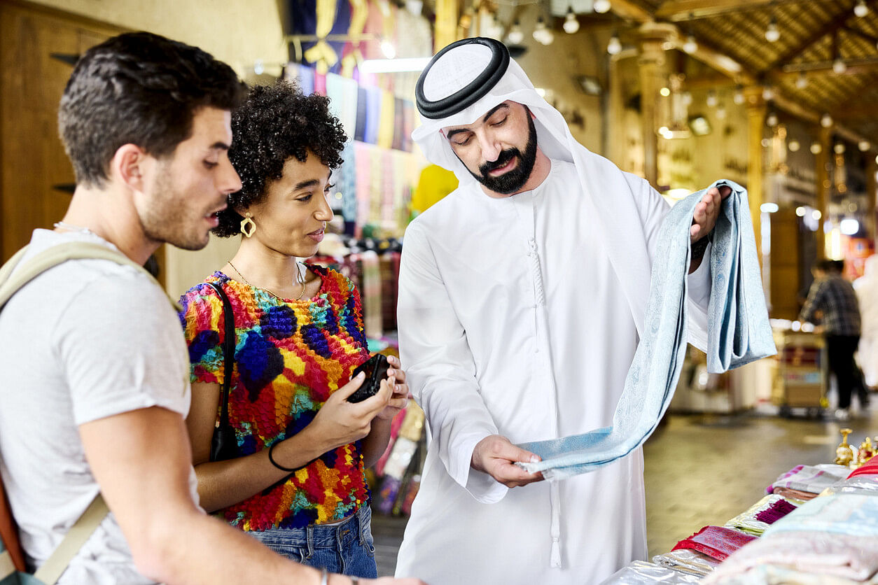 Paar bezahlt in Dubai