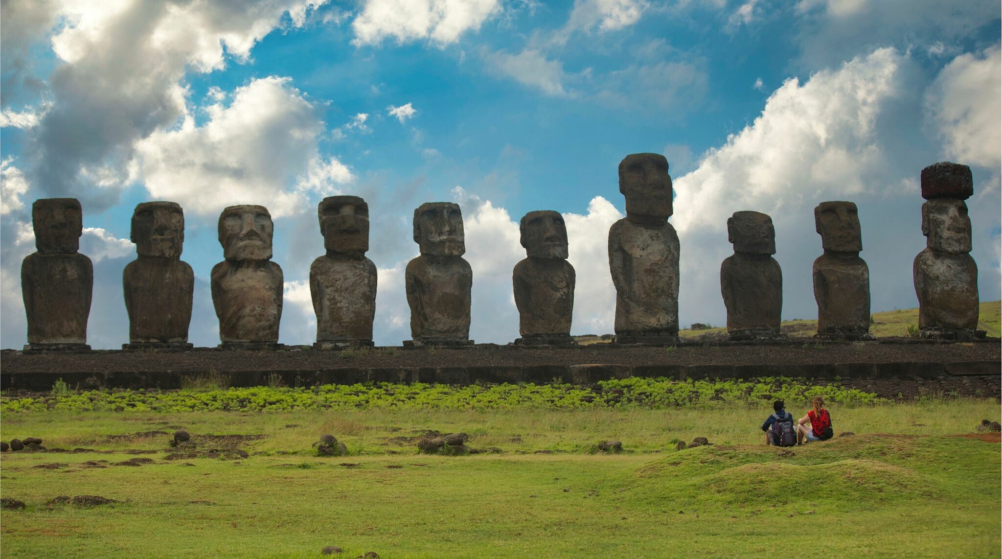 Moais de faces gigantes na Ilha de Páscoa