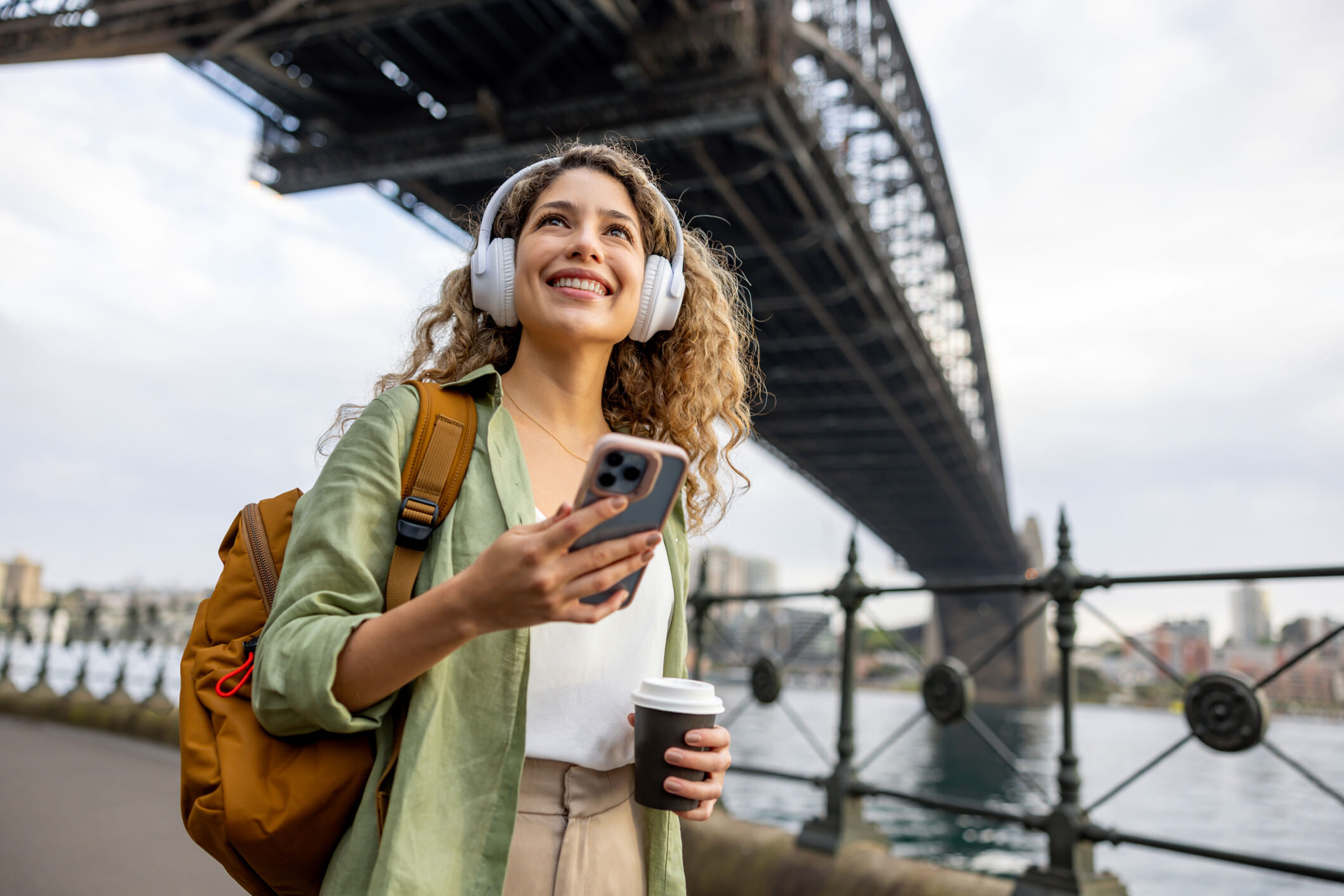 Frau mit SIM-Karte in Australien