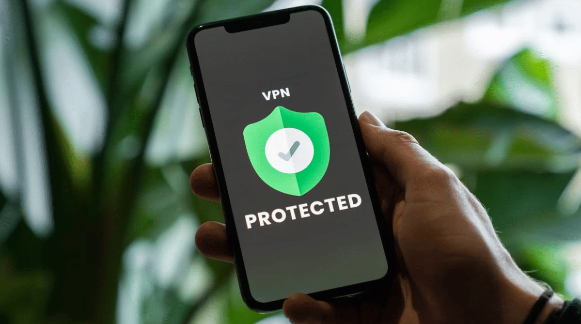téléphone dans la main avec un VPN activé