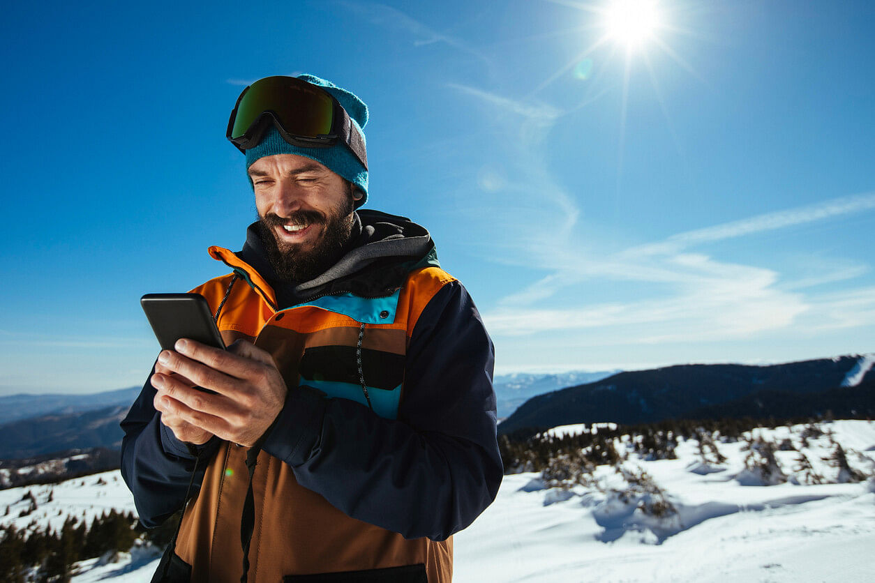 Mann mit weltweiter eSIM