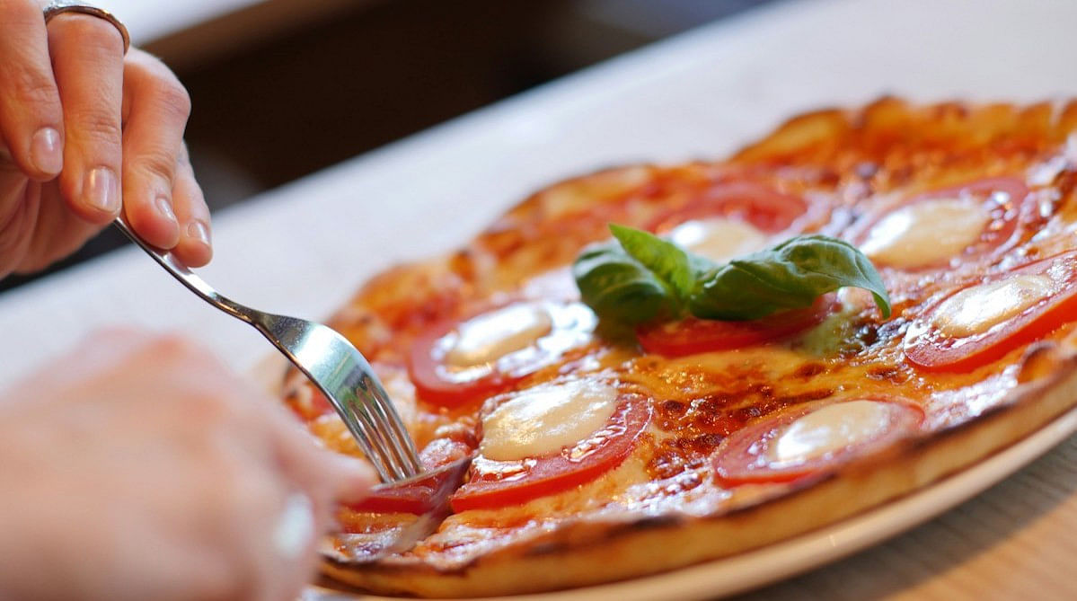 イタリアでピザはナイフとフォークで食べる