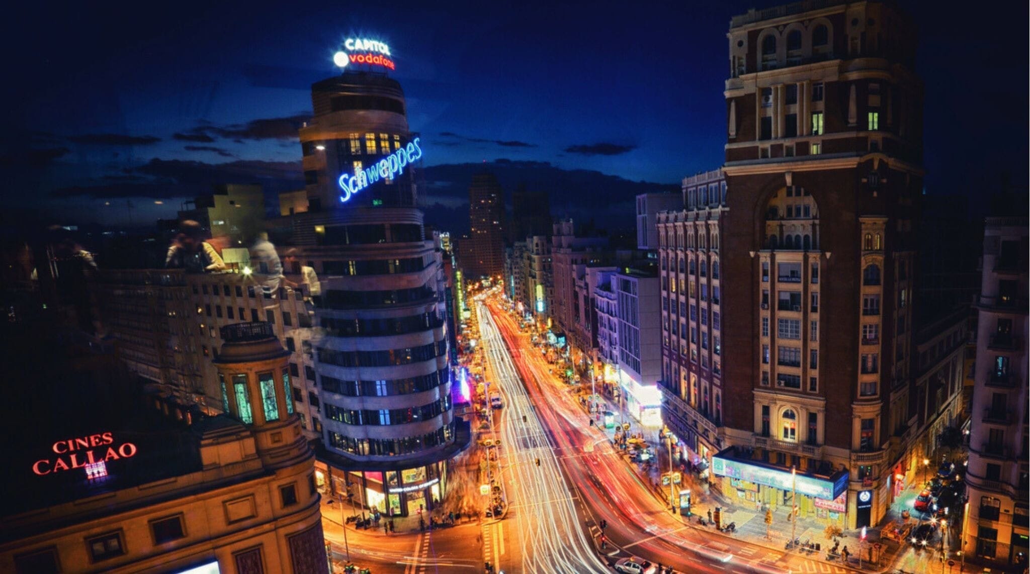 Vista nocturna de Callao con luces y tráfico.