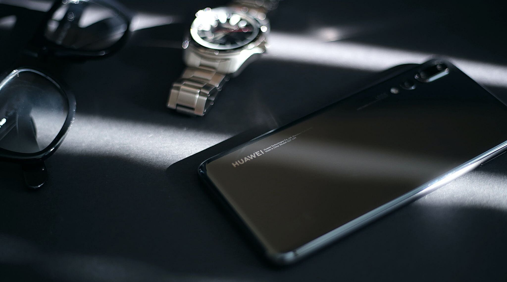 HUAWEI P40 accanto a un orologio