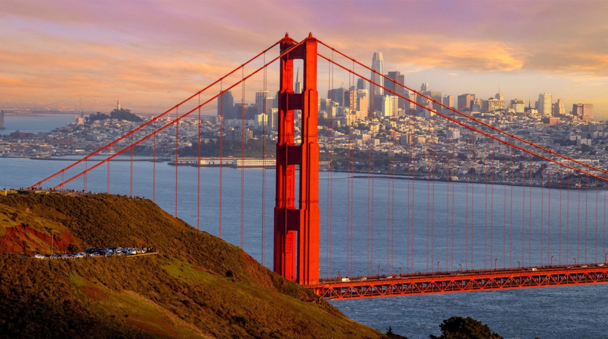 Puente Golden Gate al atardecer con niebla ligera, uno de los lugares icónicos para visitar en San Francisco.
